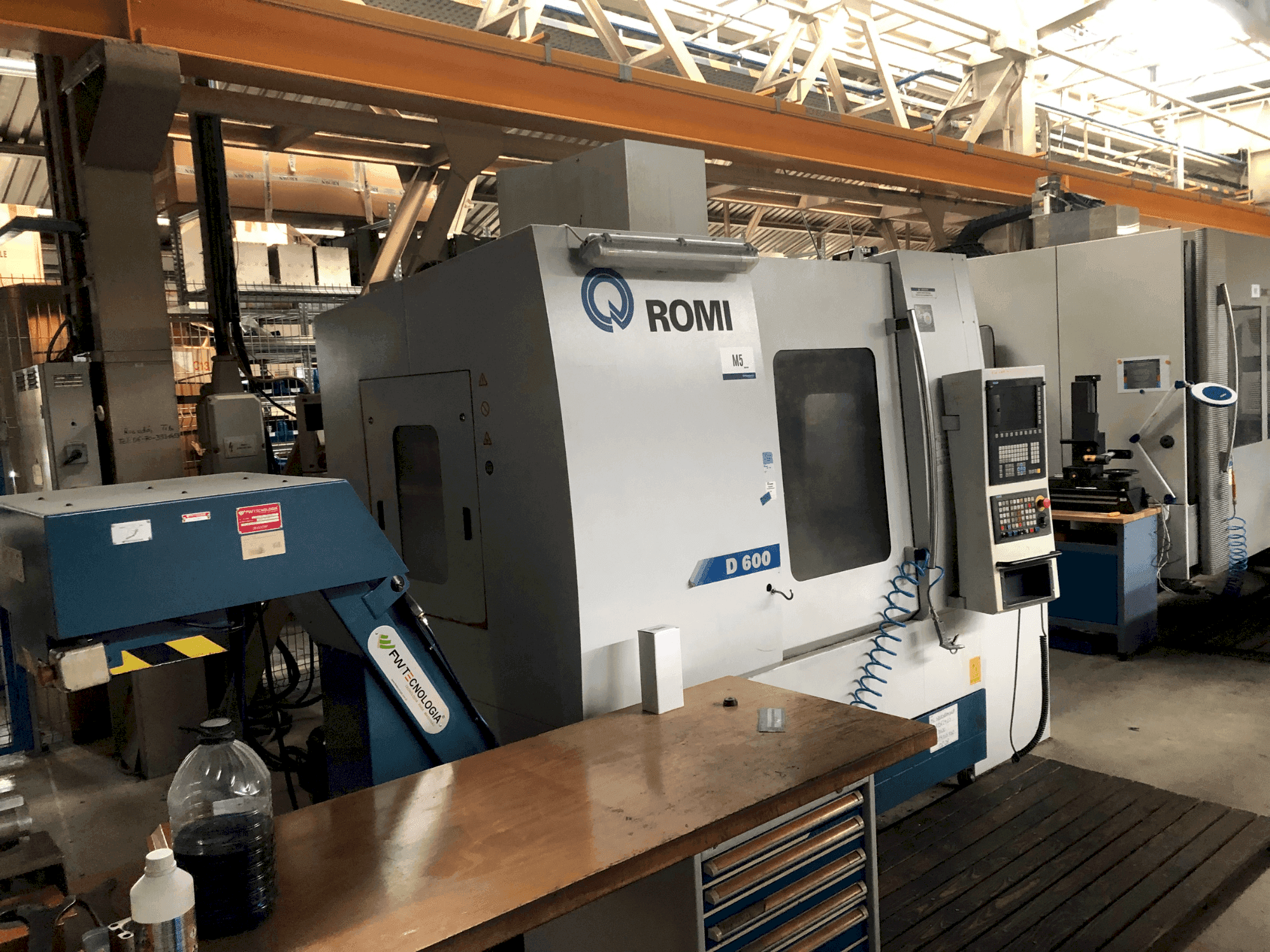 Čelní pohled na Romi D600 stroj