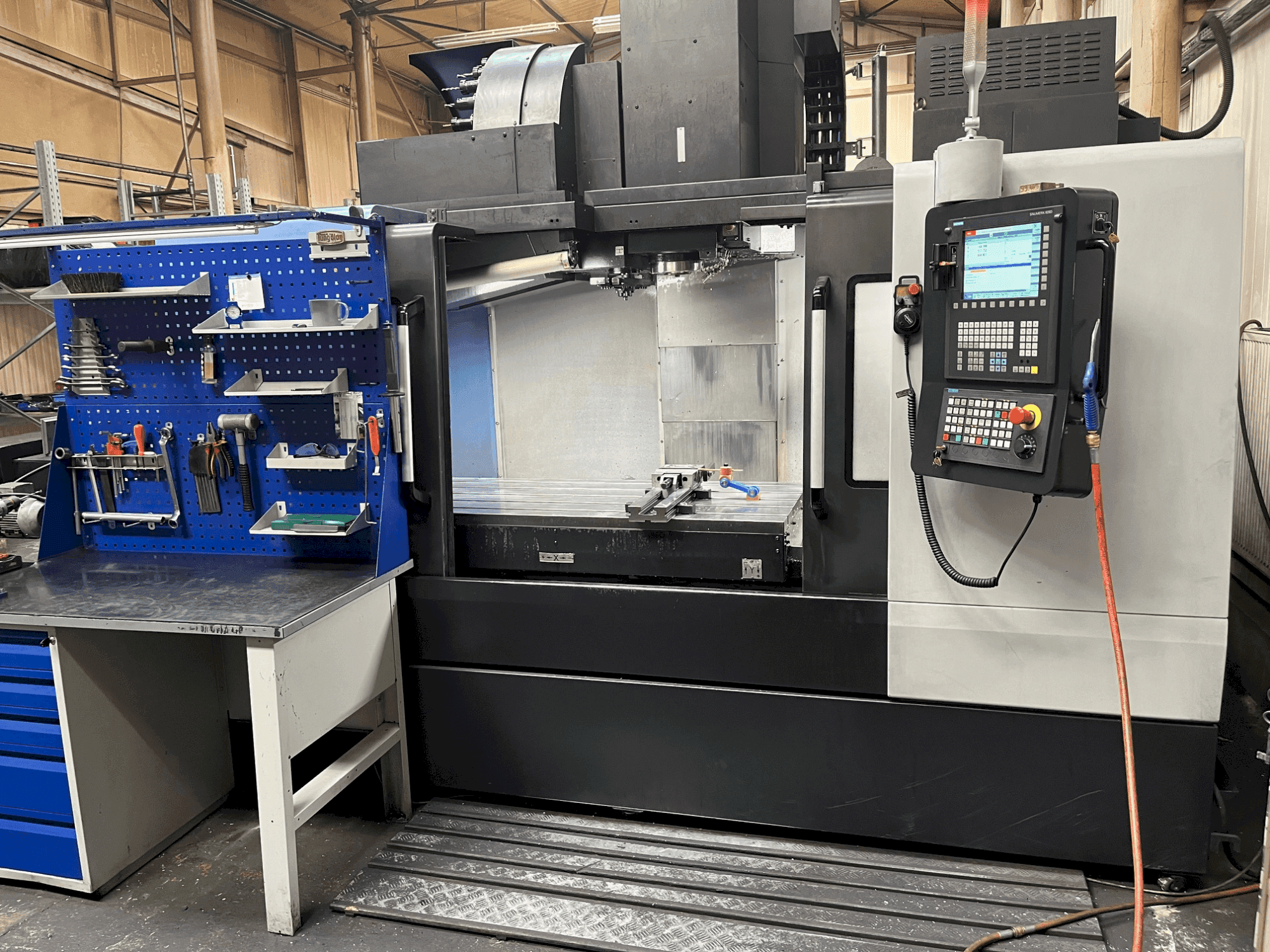 Čelní pohled na DOOSAN DNM 6700 stroj
