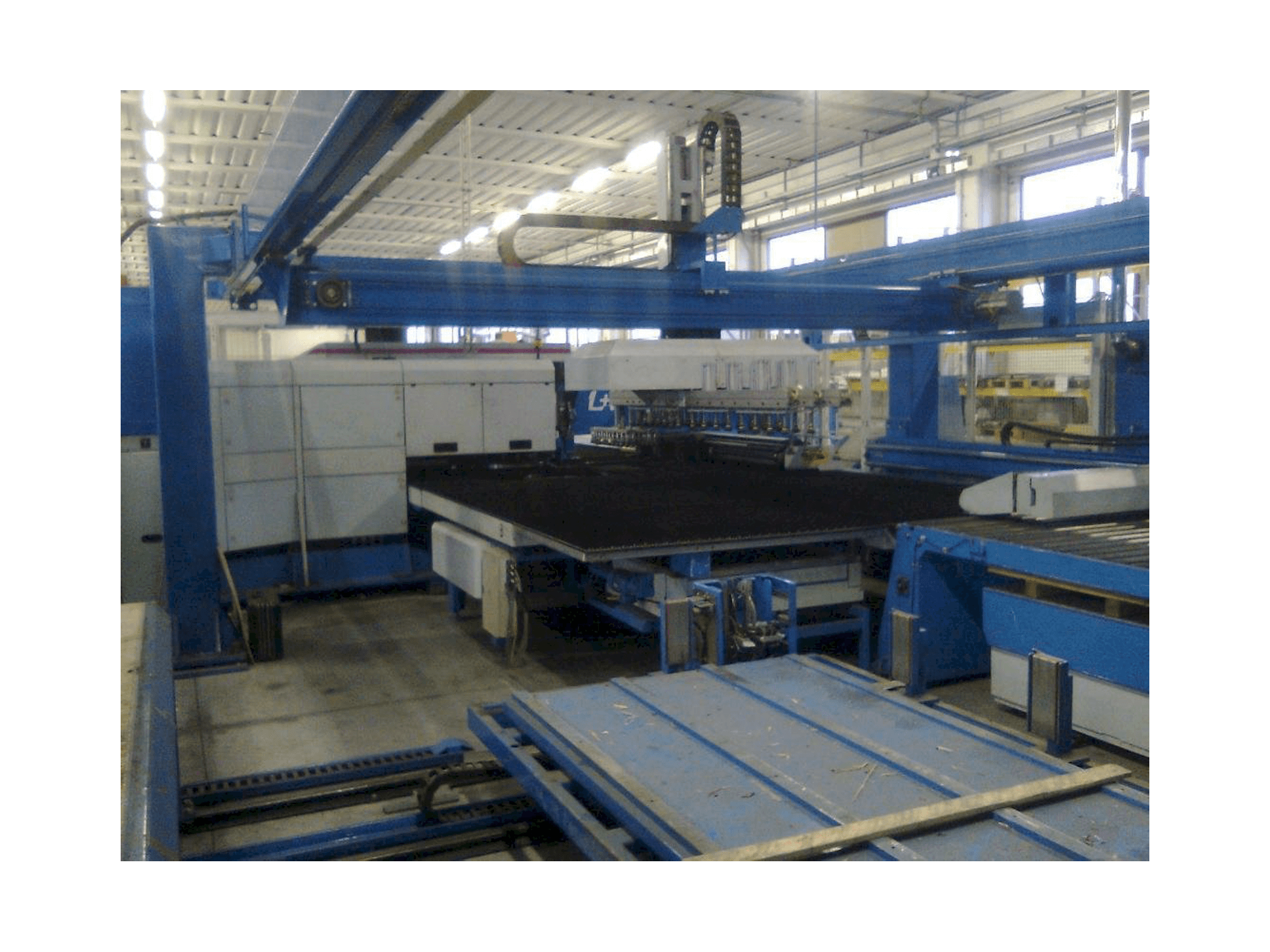 Čelní pohled na Finn-Power LP6 stroj