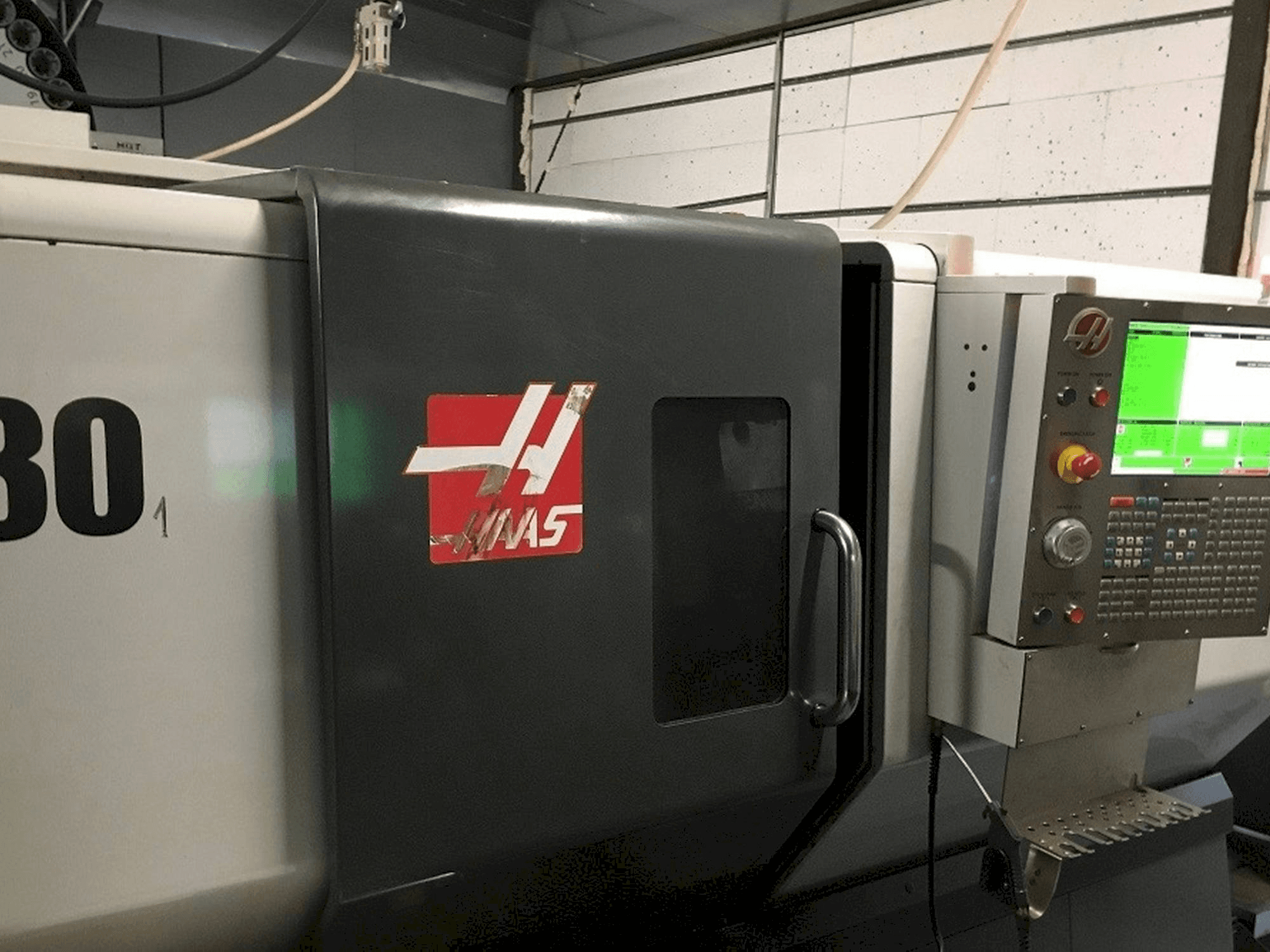 Čelní pohled na HAAS ST-30 stroj