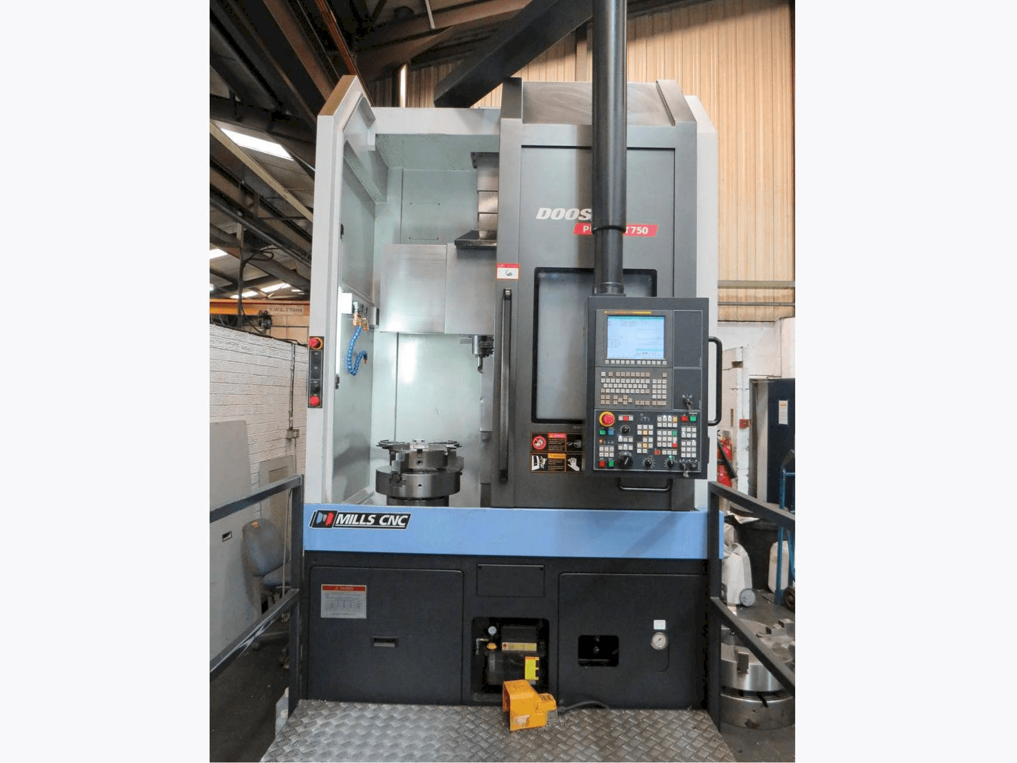 Čelní pohled na Doosan Puma VT-750 stroj