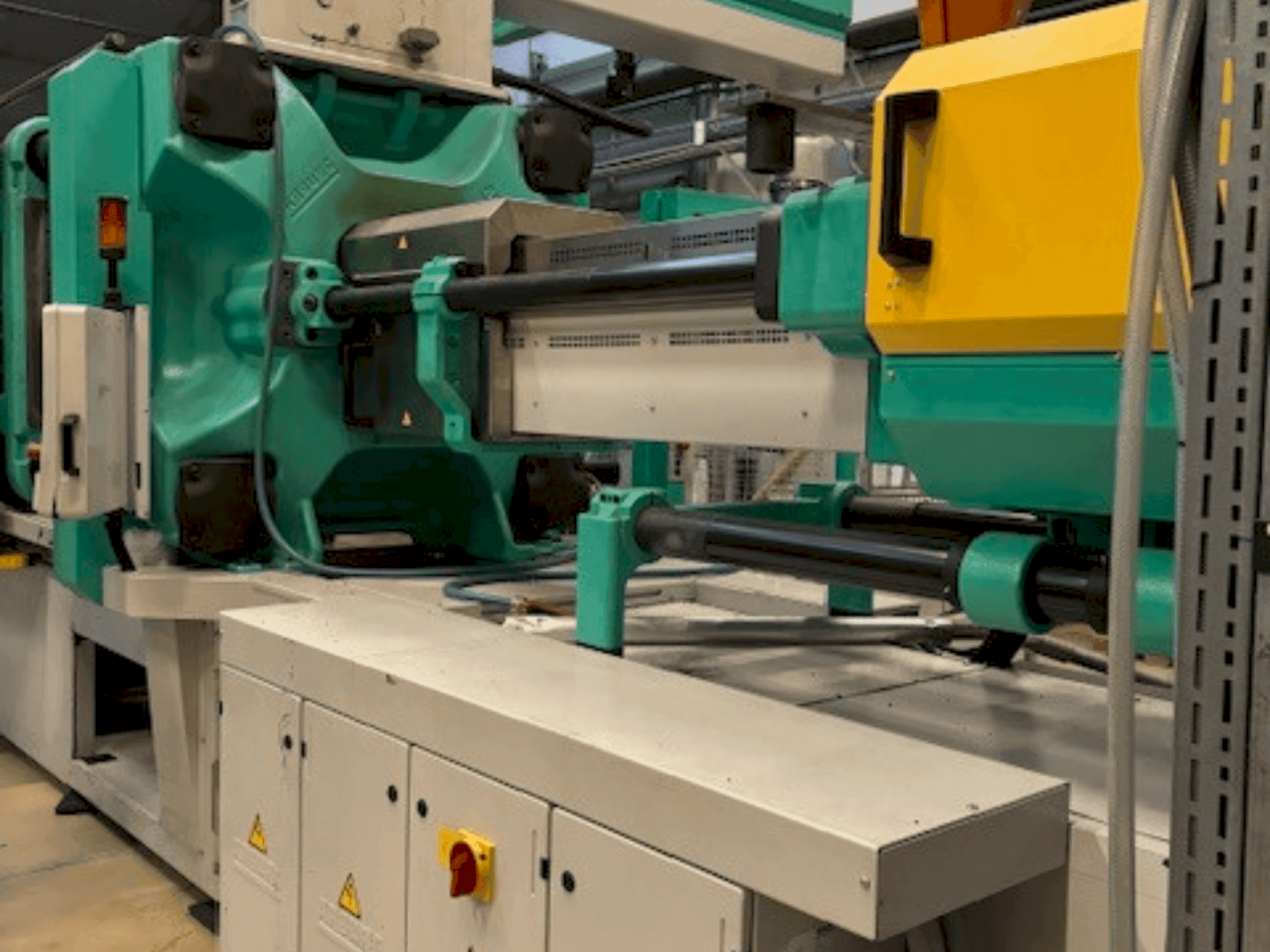 Čelní pohled na Arburg Allrounder 920S 5000-3200 stroj