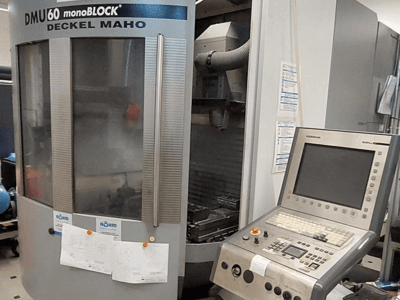 DMU 60 monoBLOCK společnosti Deckel Maho, čelní pohled na CNC frézku s ovládacím panelem a přiloženými technickými výkresy.