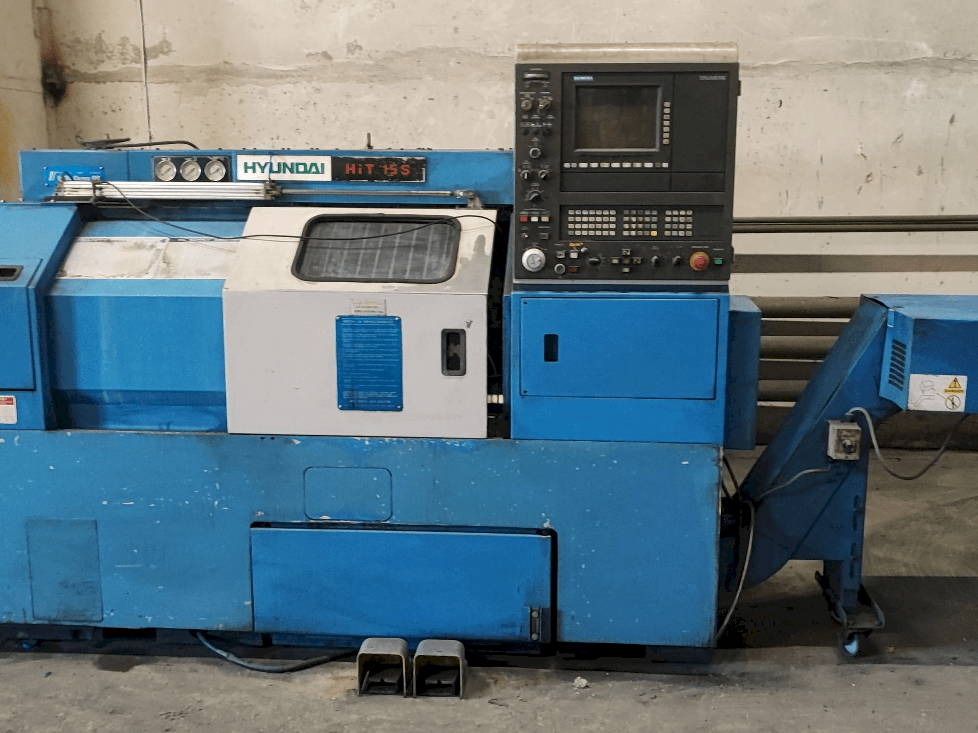 Čelní pohled na Hyundai HIT15s stroj