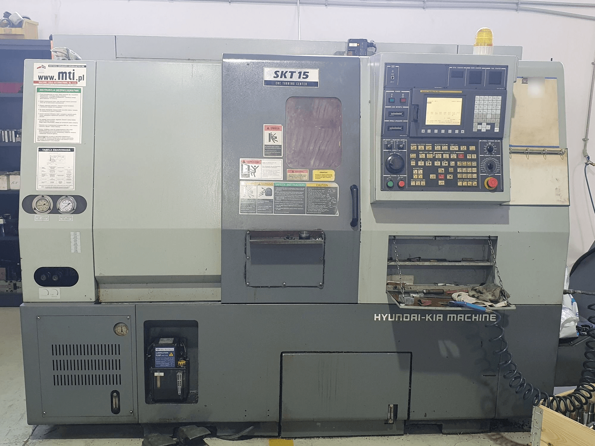 Čelní pohled na Hyundai Kia SKT15 stroj