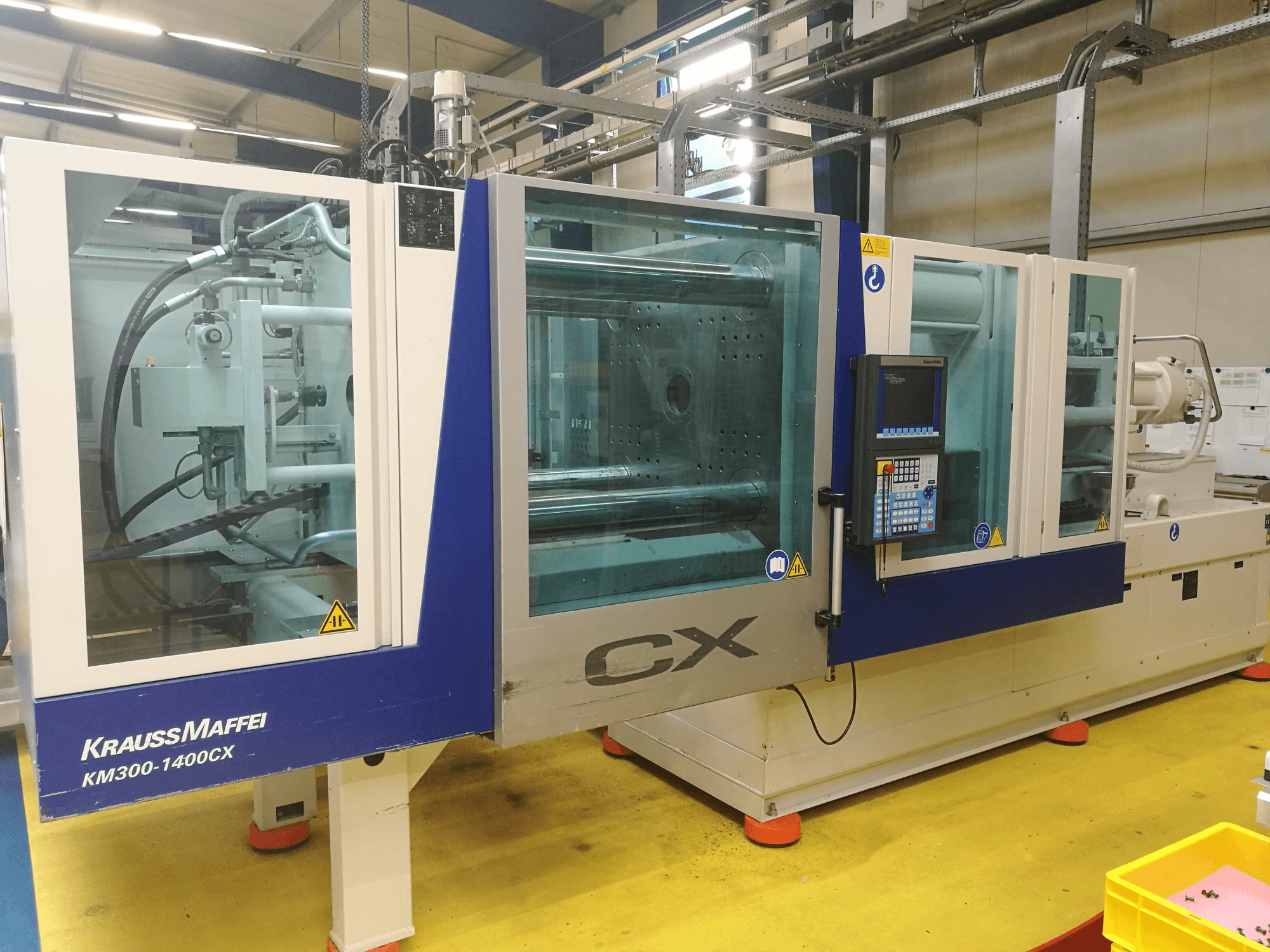 Čelní pohled na Krauss Maffei 300-1400 CX stroj