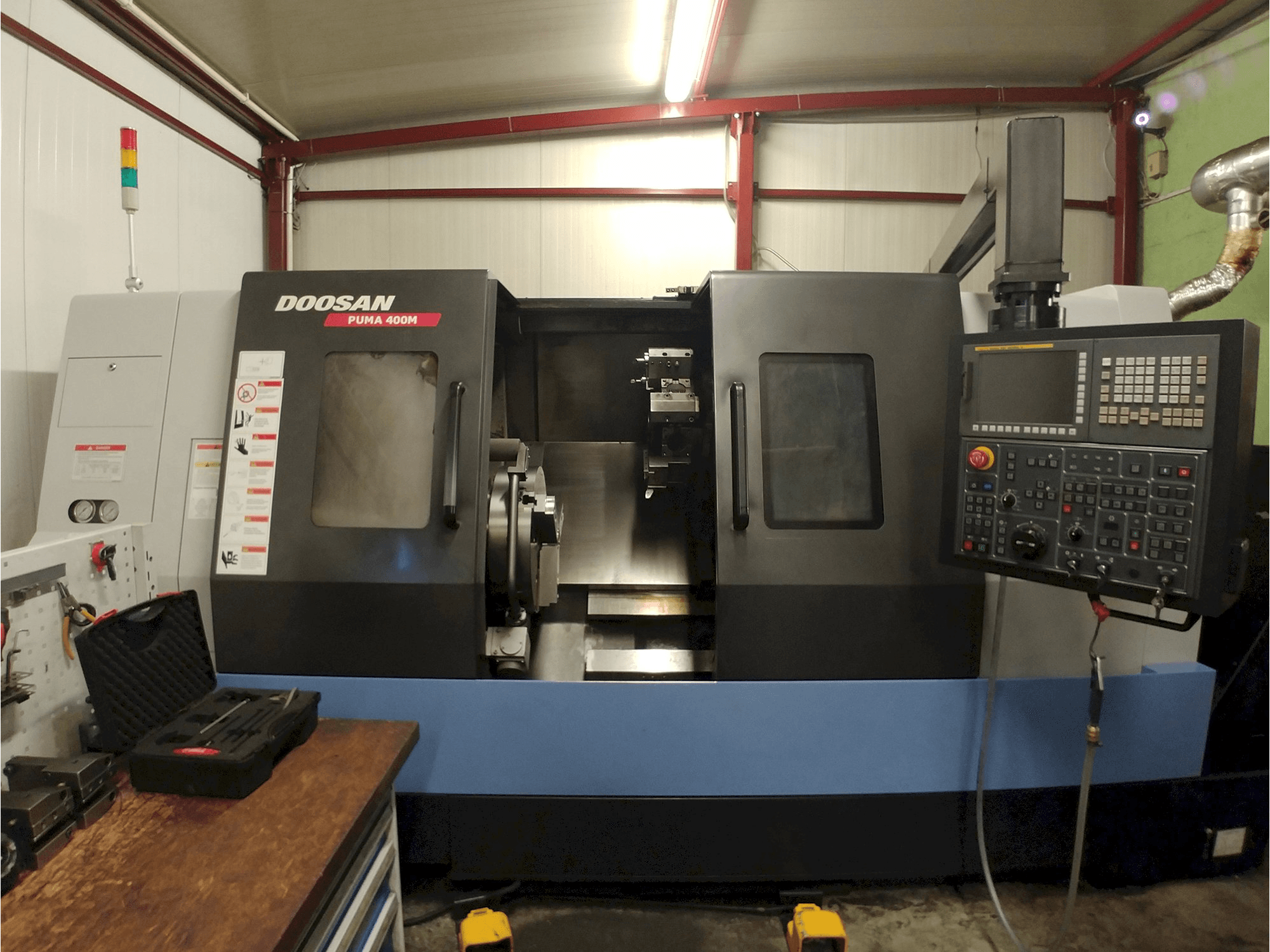 Čelní pohled na Doosan Puma 400MC stroj