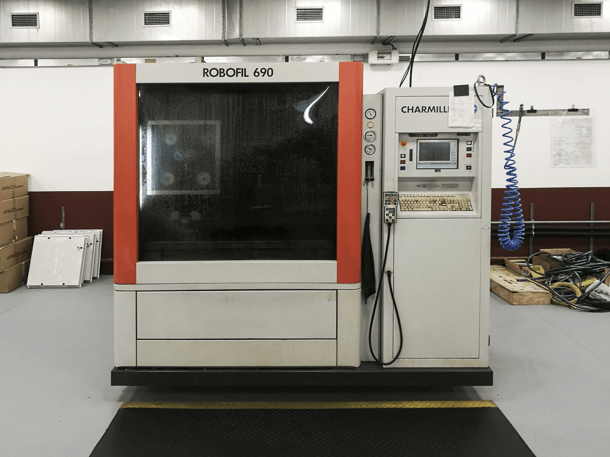 Čelní pohled na CHARMILLES ROBOFIL 690 stroj