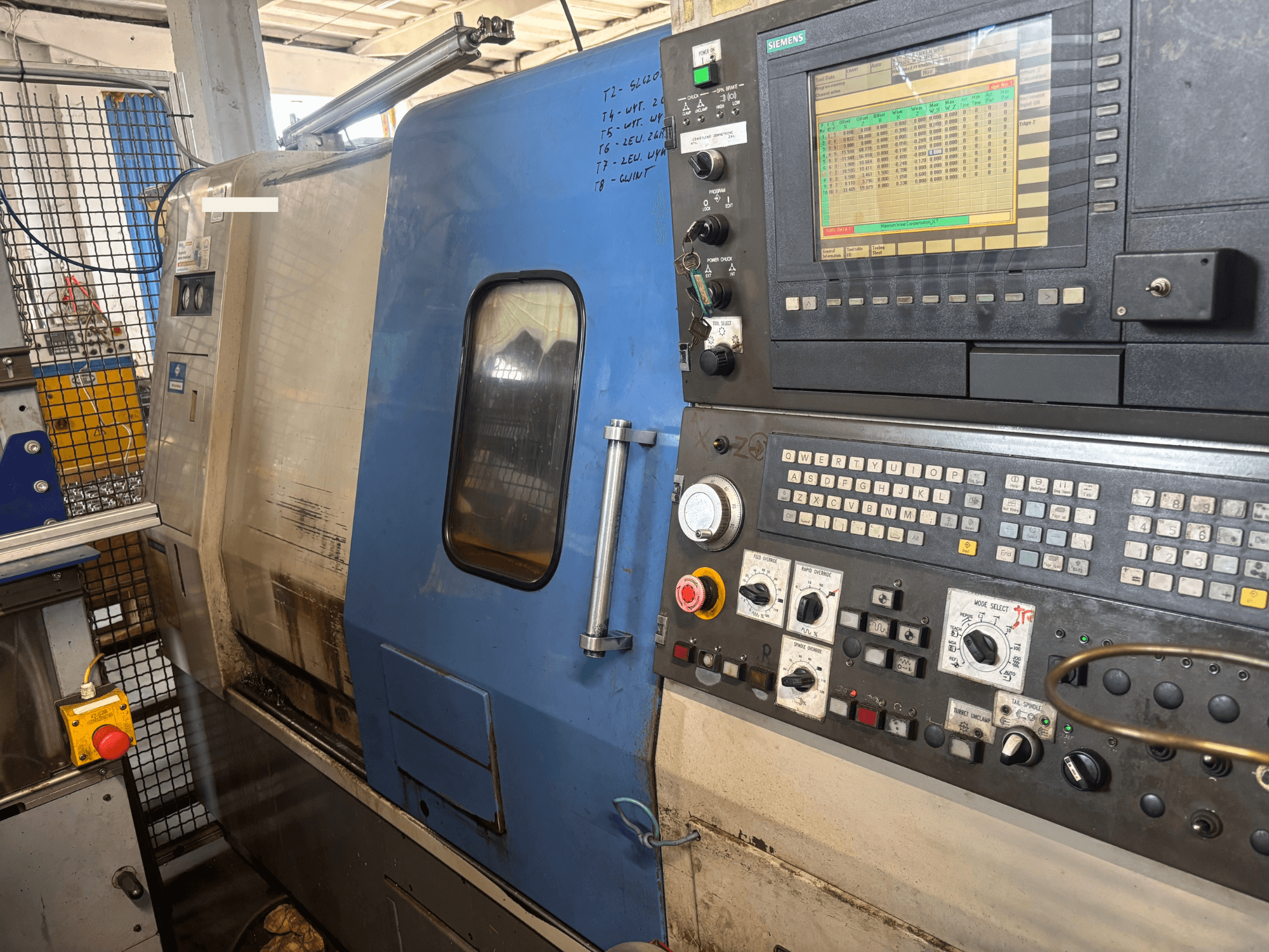 Horizontální soustruh Hyundai HIT-200C, pohled zepředu, s ovládacím panelem Siemens a ovládacími tlačítky.