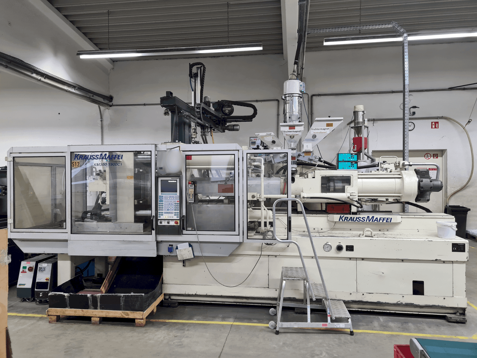 Čelní pohled na Krauss Maffei 300-1900 C1 stroj
