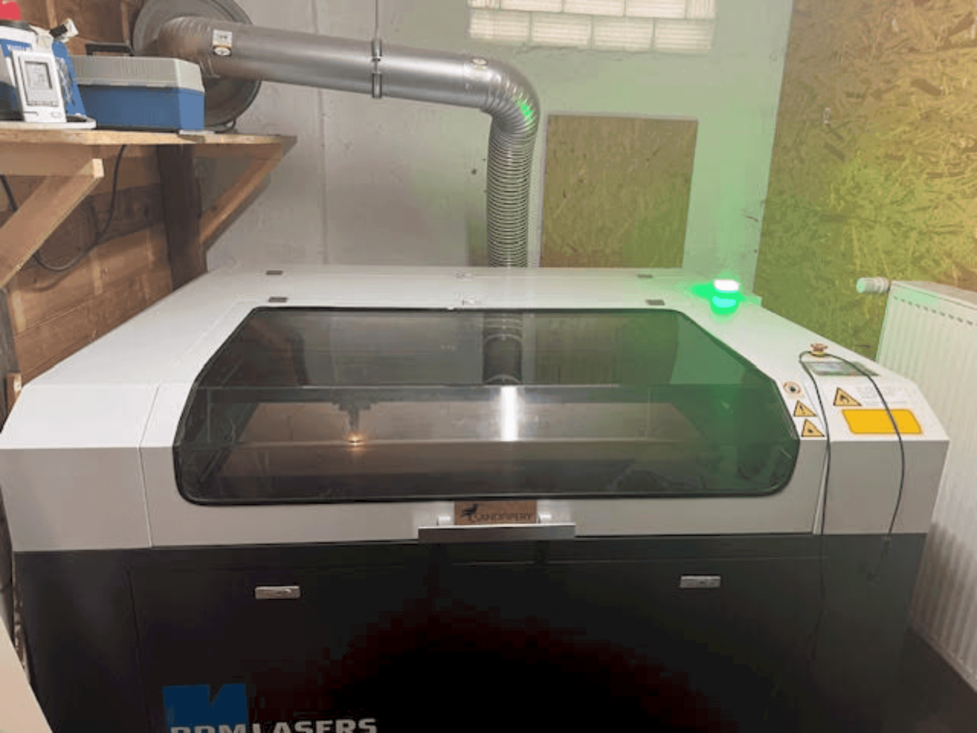 Čelní pohled na BRM Lasers 90130 - 100 Watt CO2 stroj