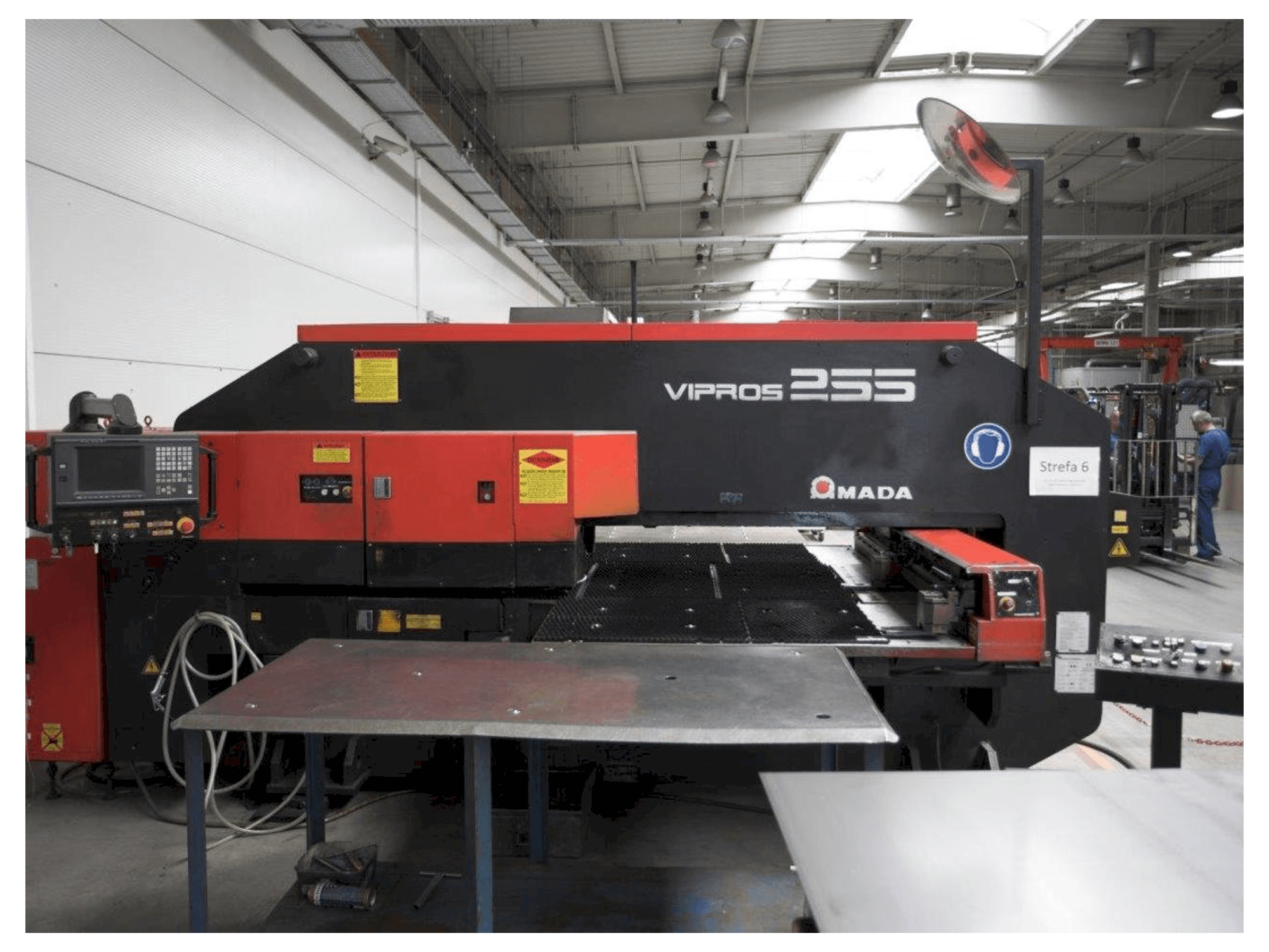 Čelní pohled na AMADA Vipros 255 stroj