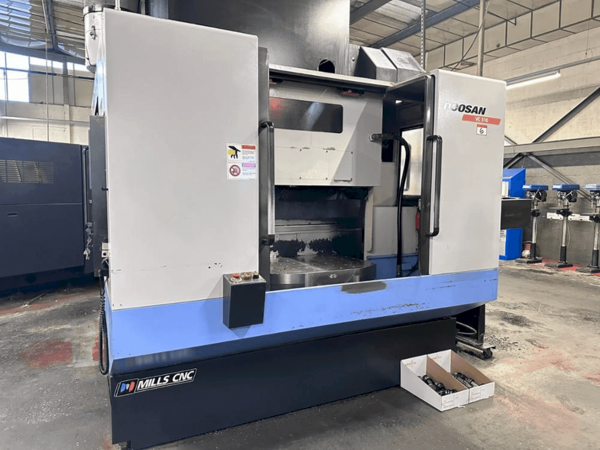 Čelní pohled na DOOSAN VC 510 stroj