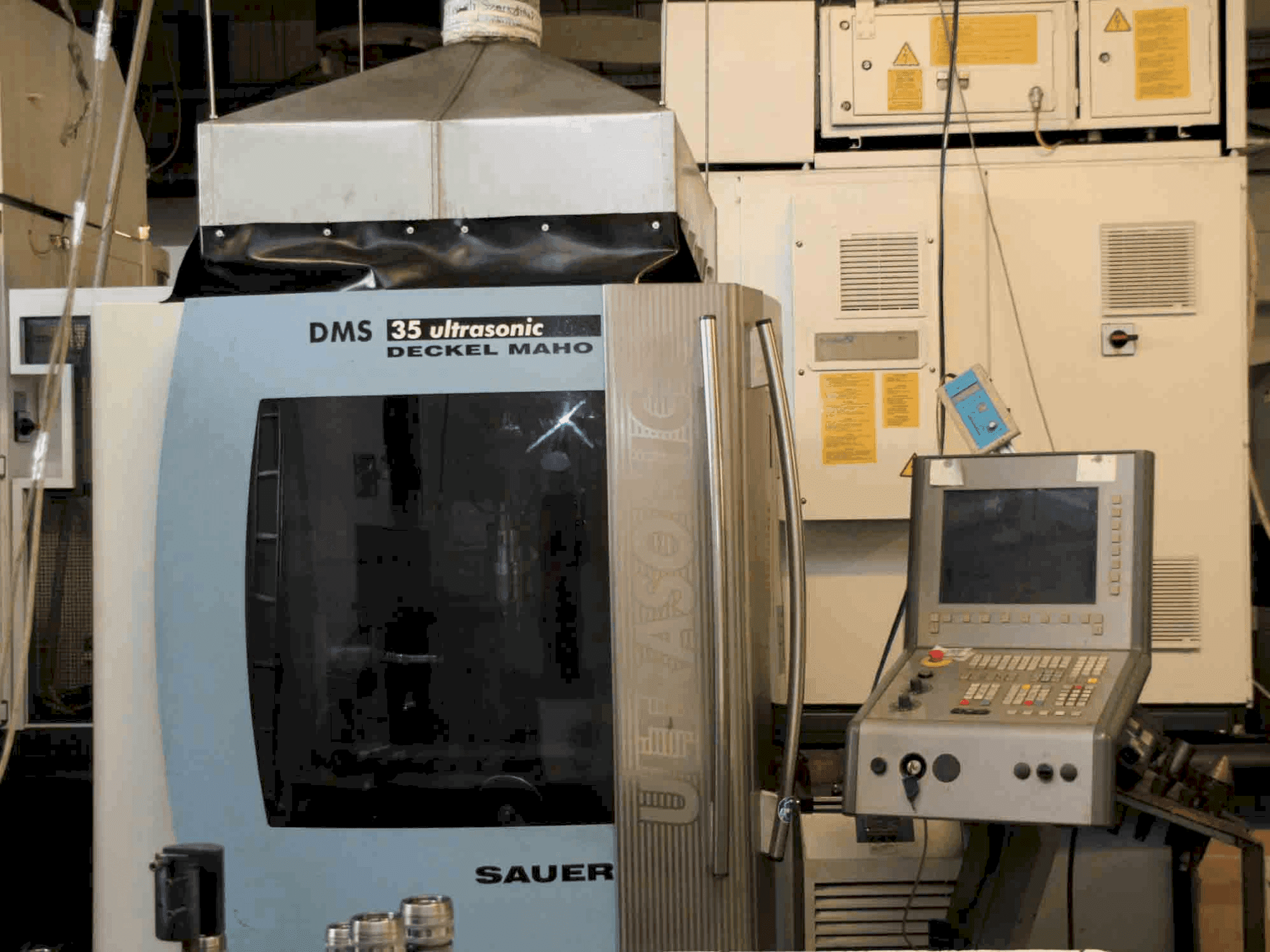 Čelní pohled na DMG MORI DMS 35 Ultrasonic stroj