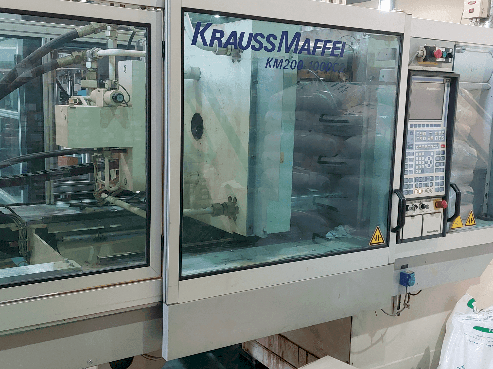 Čelní pohled na Krauss Maffei 200-1000 C2 stroj