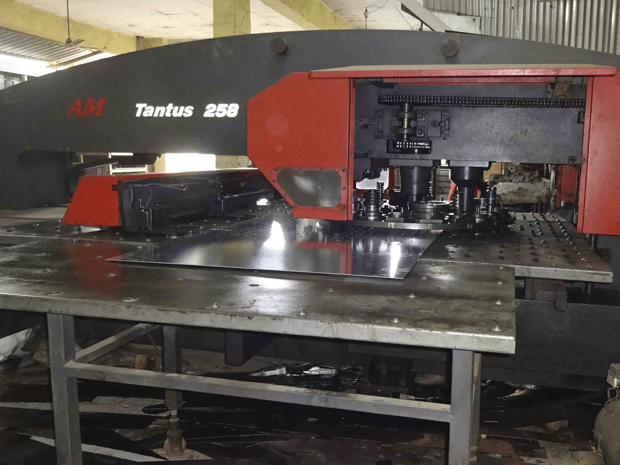 Pravý pohled na AMC TAN-258 stroj