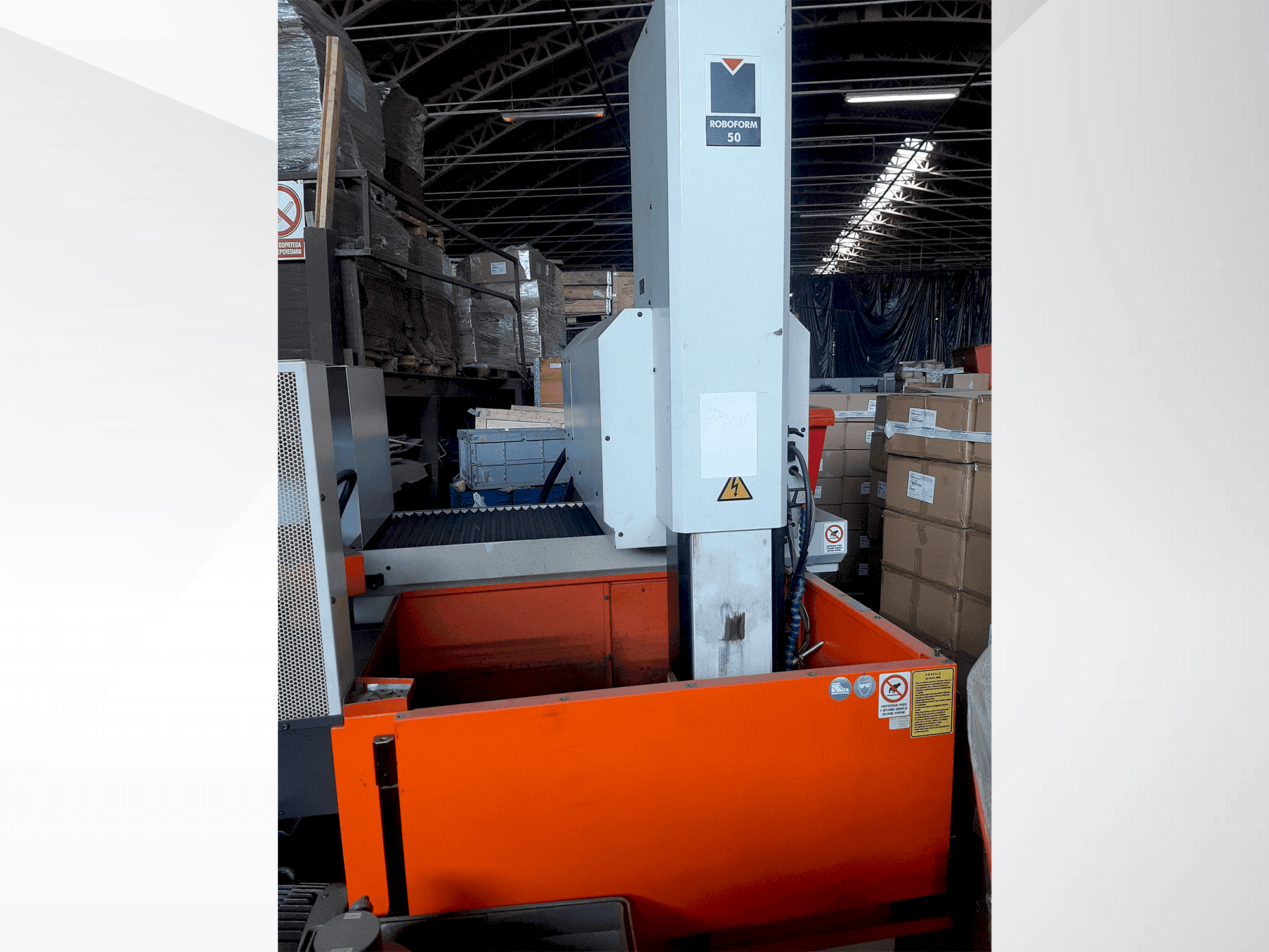 Čelní pohled na CHARMILLES ROBOFORM 50 stroj