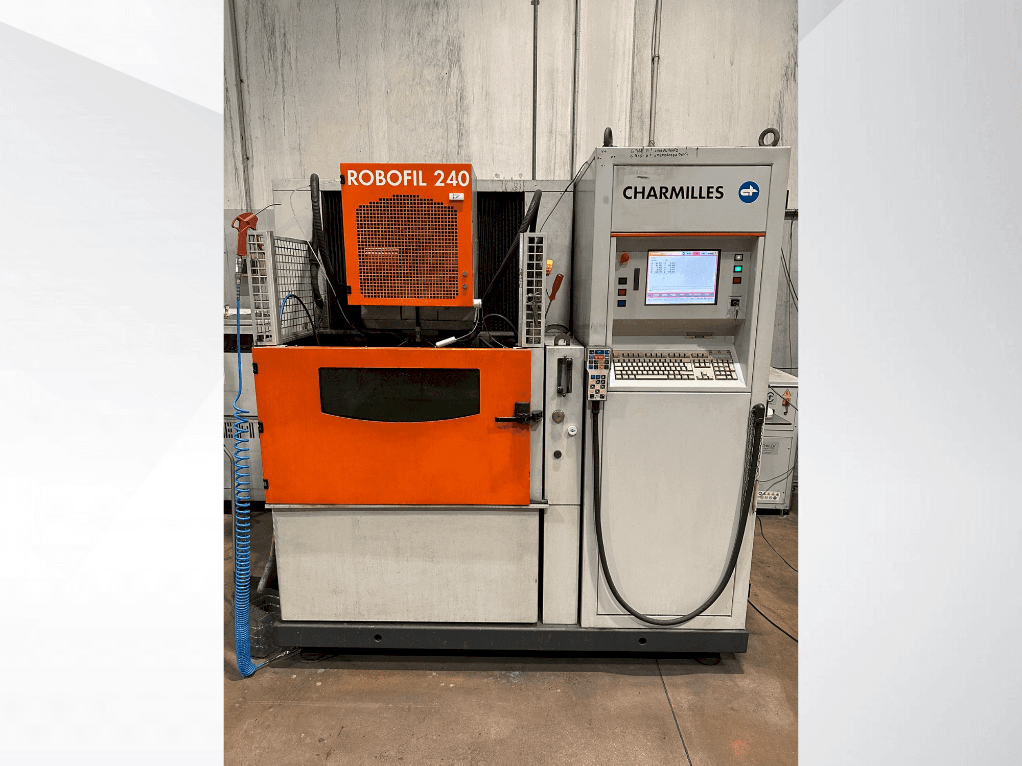 Čelní pohled na CHARMILLES Robofil 240 stroj