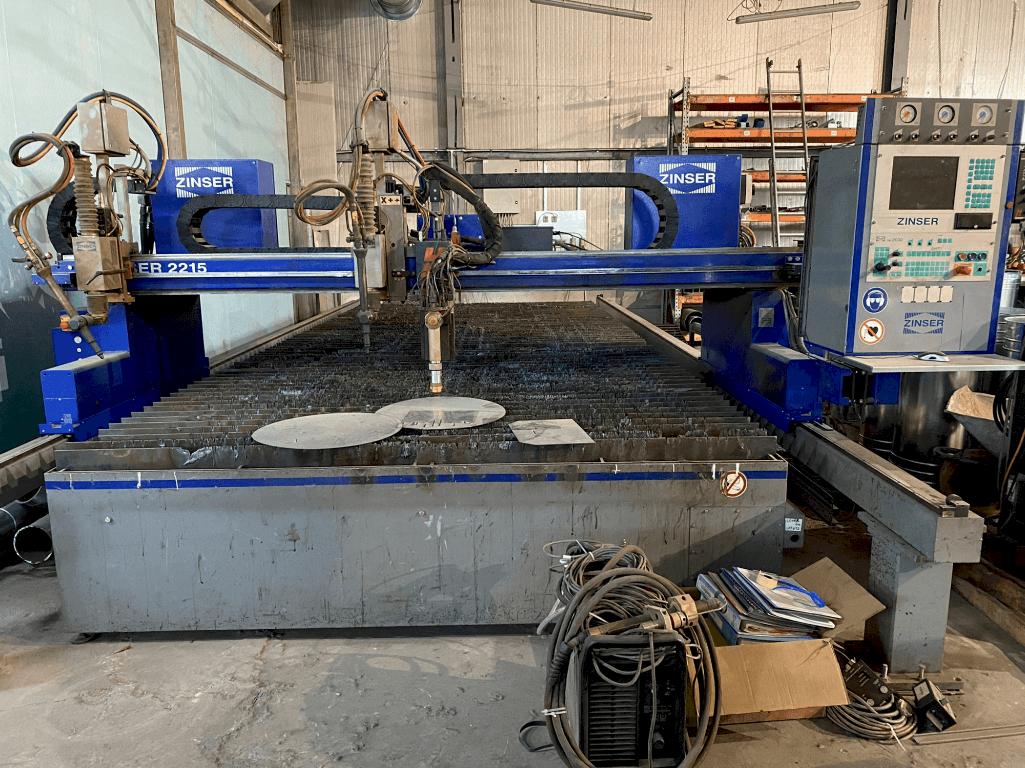 Čelní pohled na ZINSER 2215 stroj