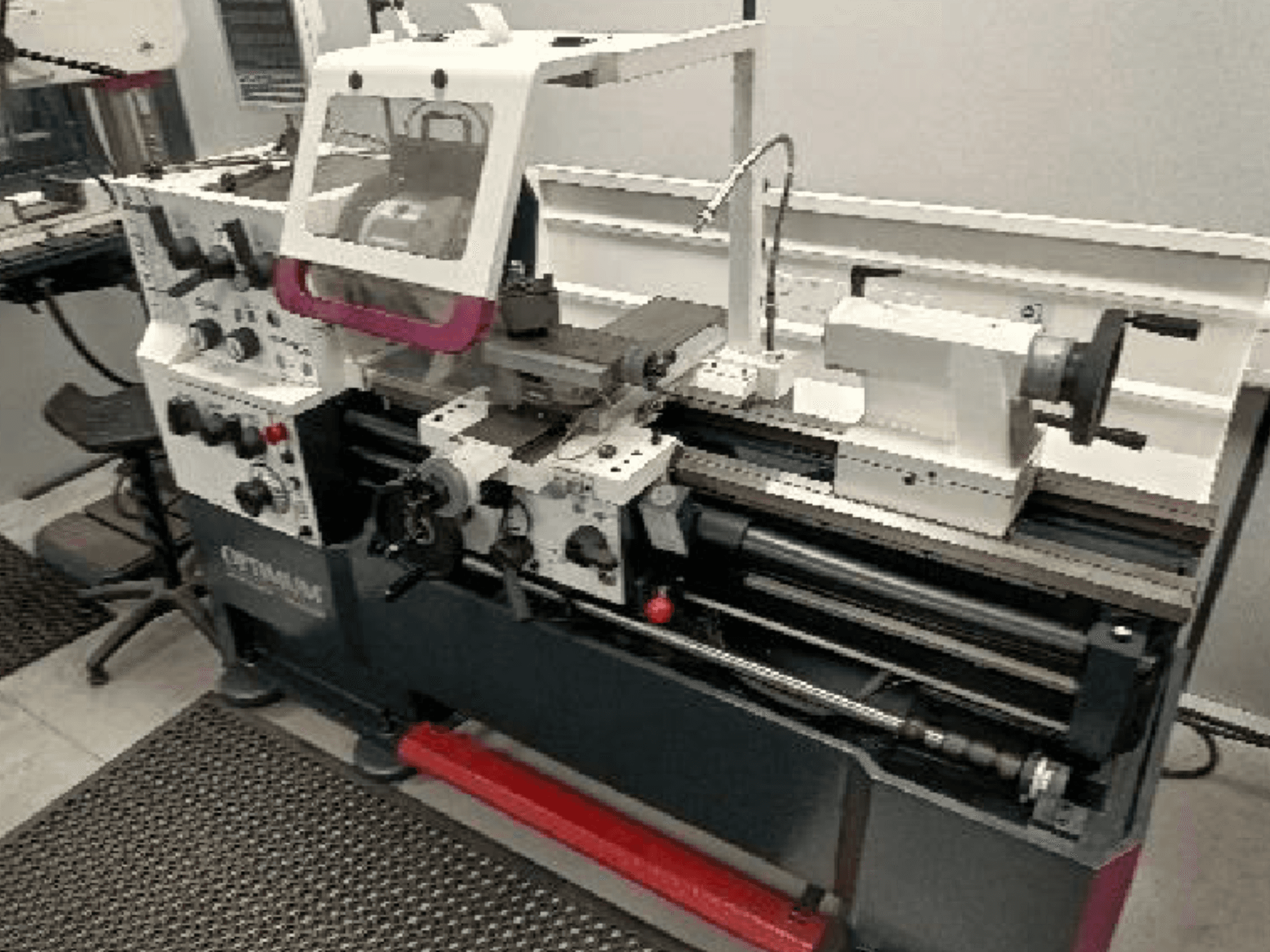 Obráběcí stroj Optimum TH 4610 v čelním pohledu, na kterém jsou zřetelně vidět ovládací prvky, vřeteno a pracovní prostor.