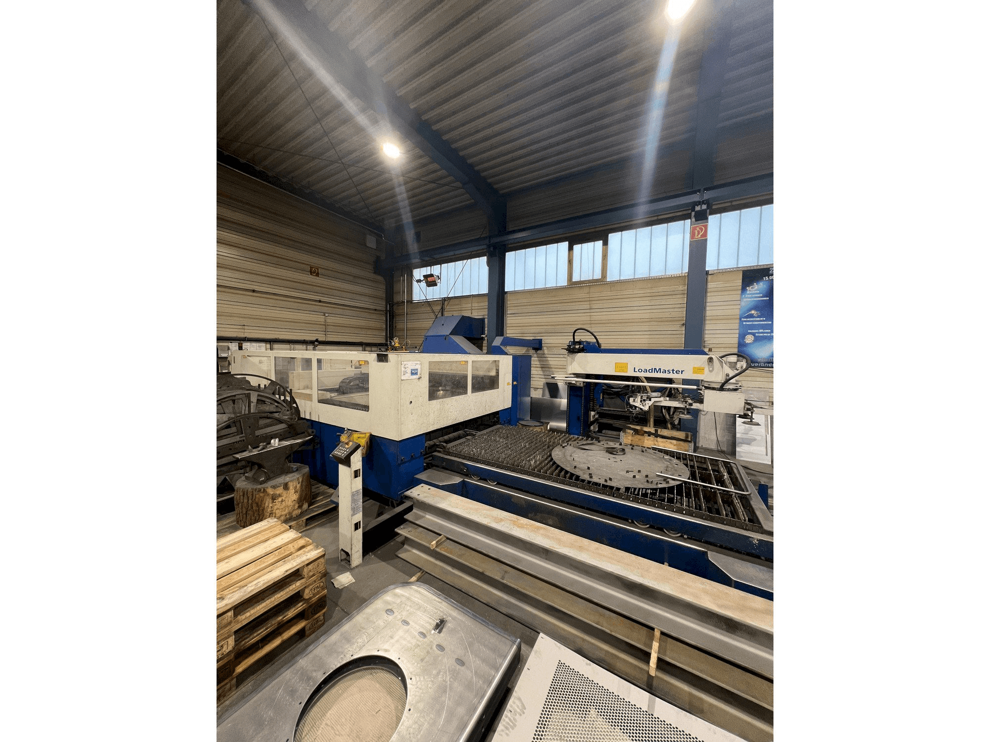 Čelní pohled na TRUMPF TruLaser 3030 stroj