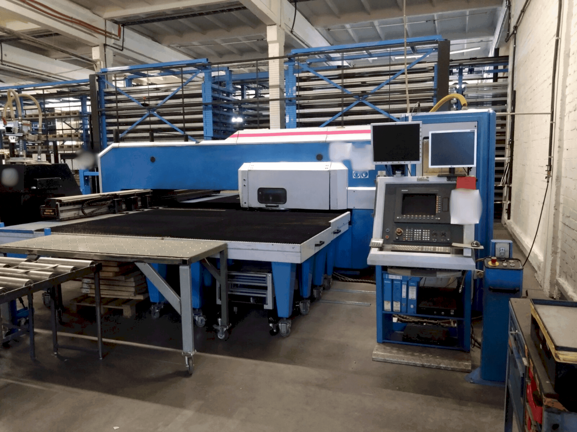 Čelní pohled na Finn-Power F6-25 5B stroj