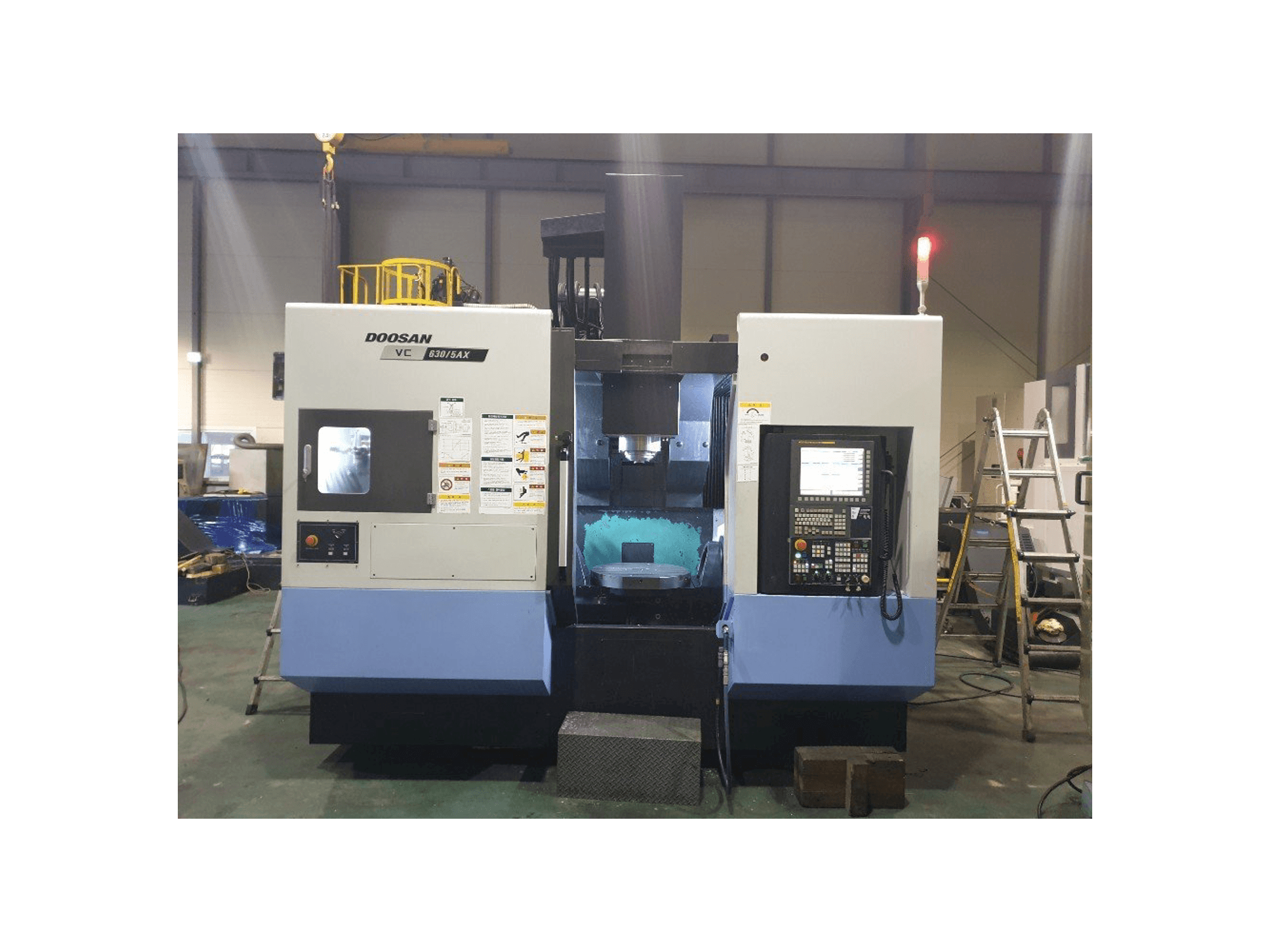 Čelní pohled na Doosan VC630/5AX stroj