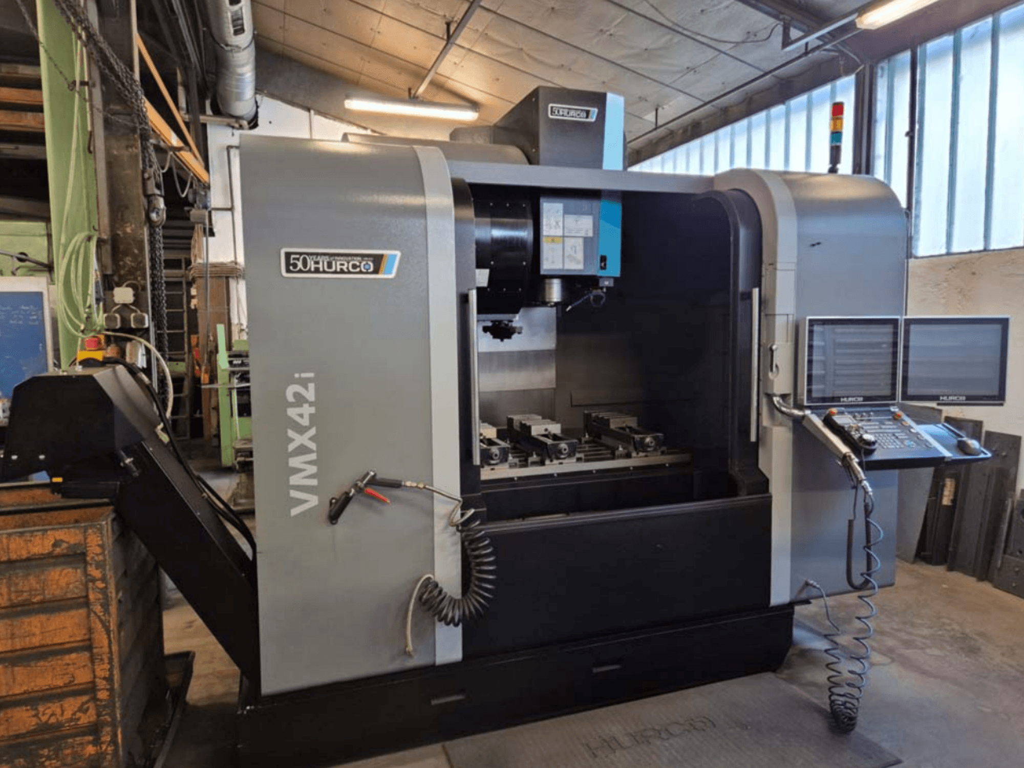Vertikální obráběcí centrum Hurco VMX 42i, pohled zepředu, ukázka ovládacího panelu a pracovního prostoru se svěráky.