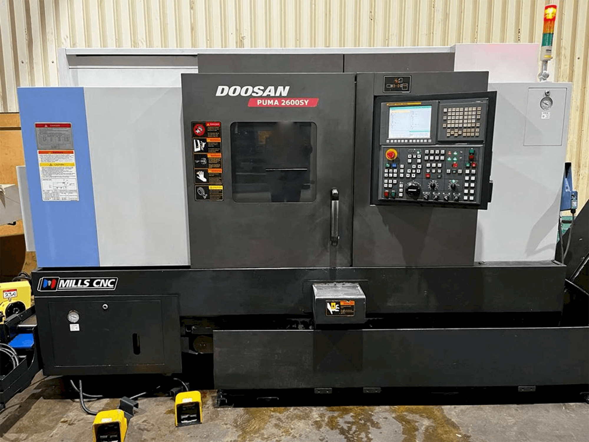 Čelní pohled na Doosan Puma 2600SY stroj