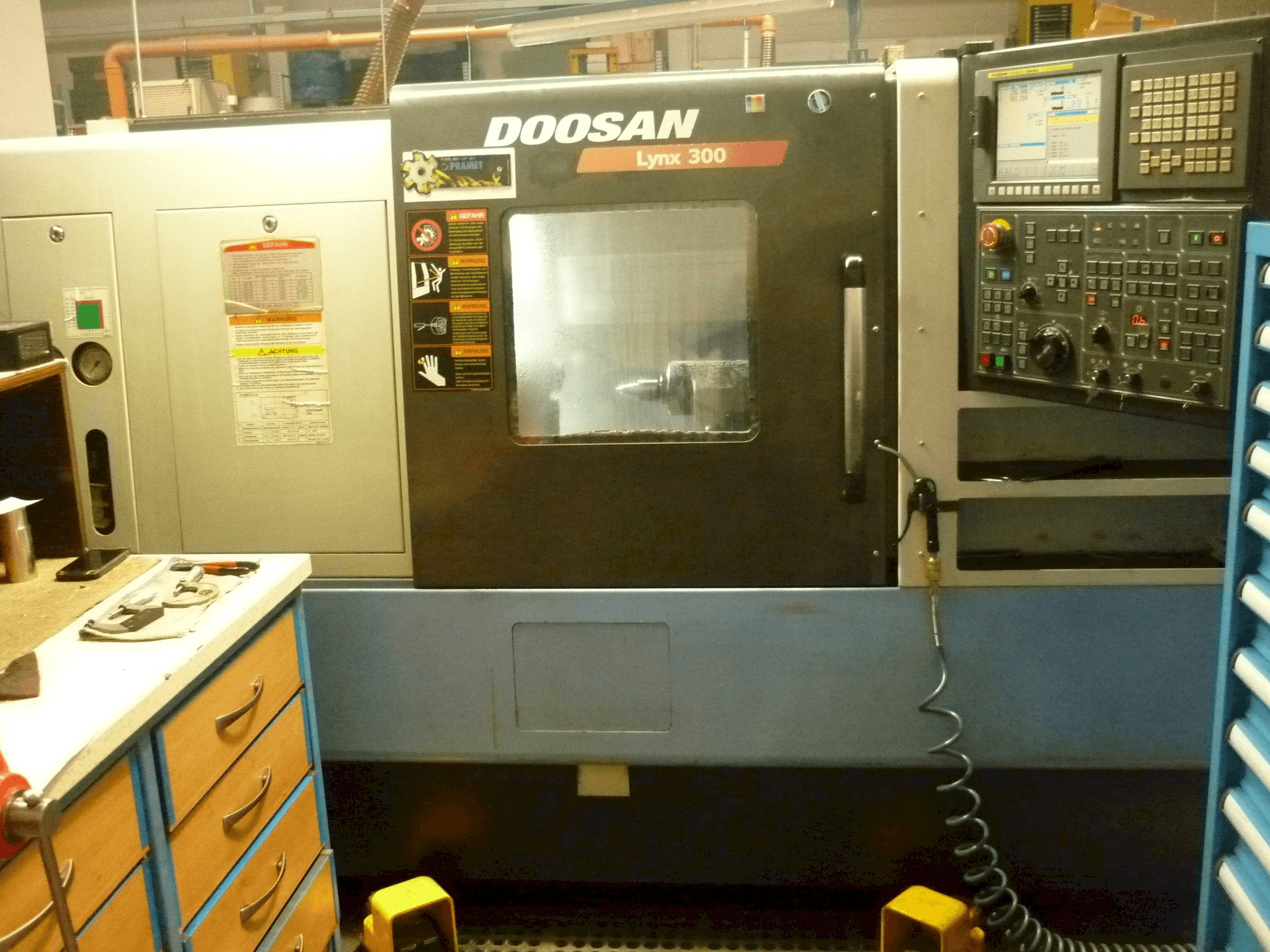 Čelní pohled na Doosan LYNX 300 stroj