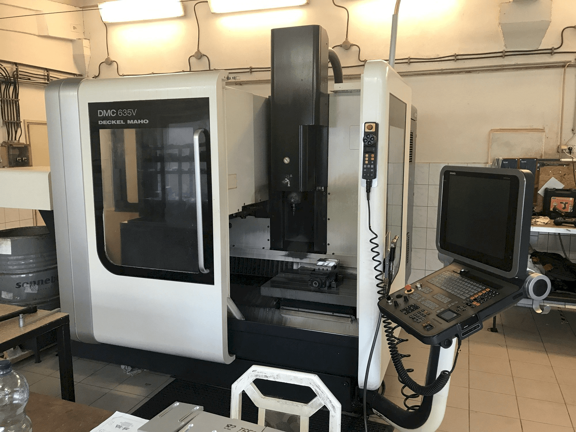 Čelní pohled na DECKEL MAHO DMC 635V stroj