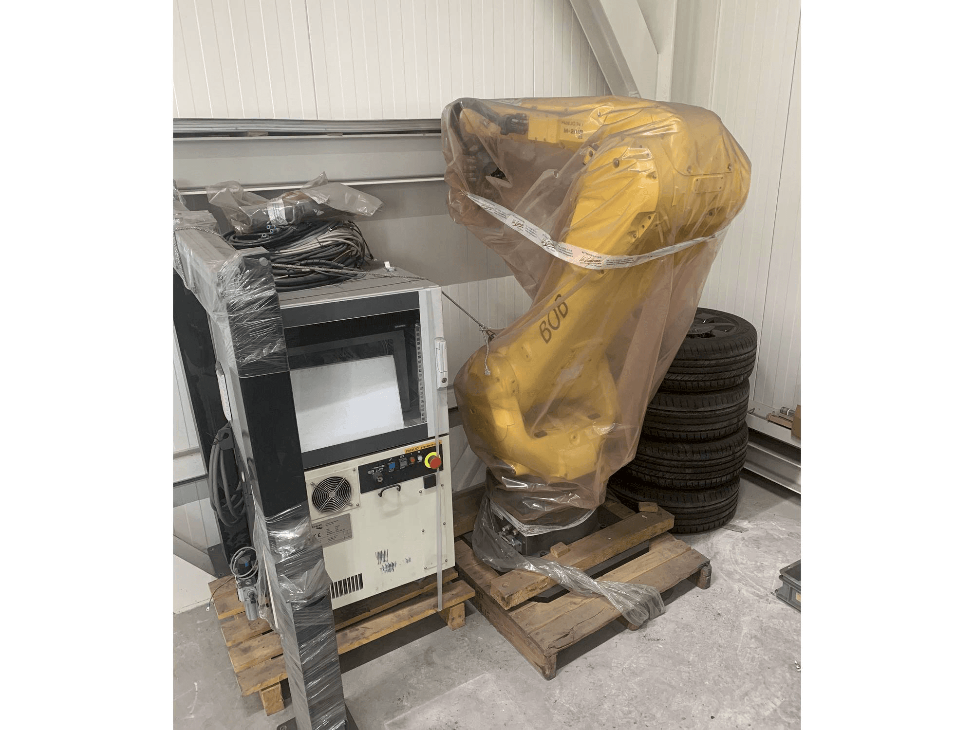 Čelní pohled na FANUC M-20iB stroj