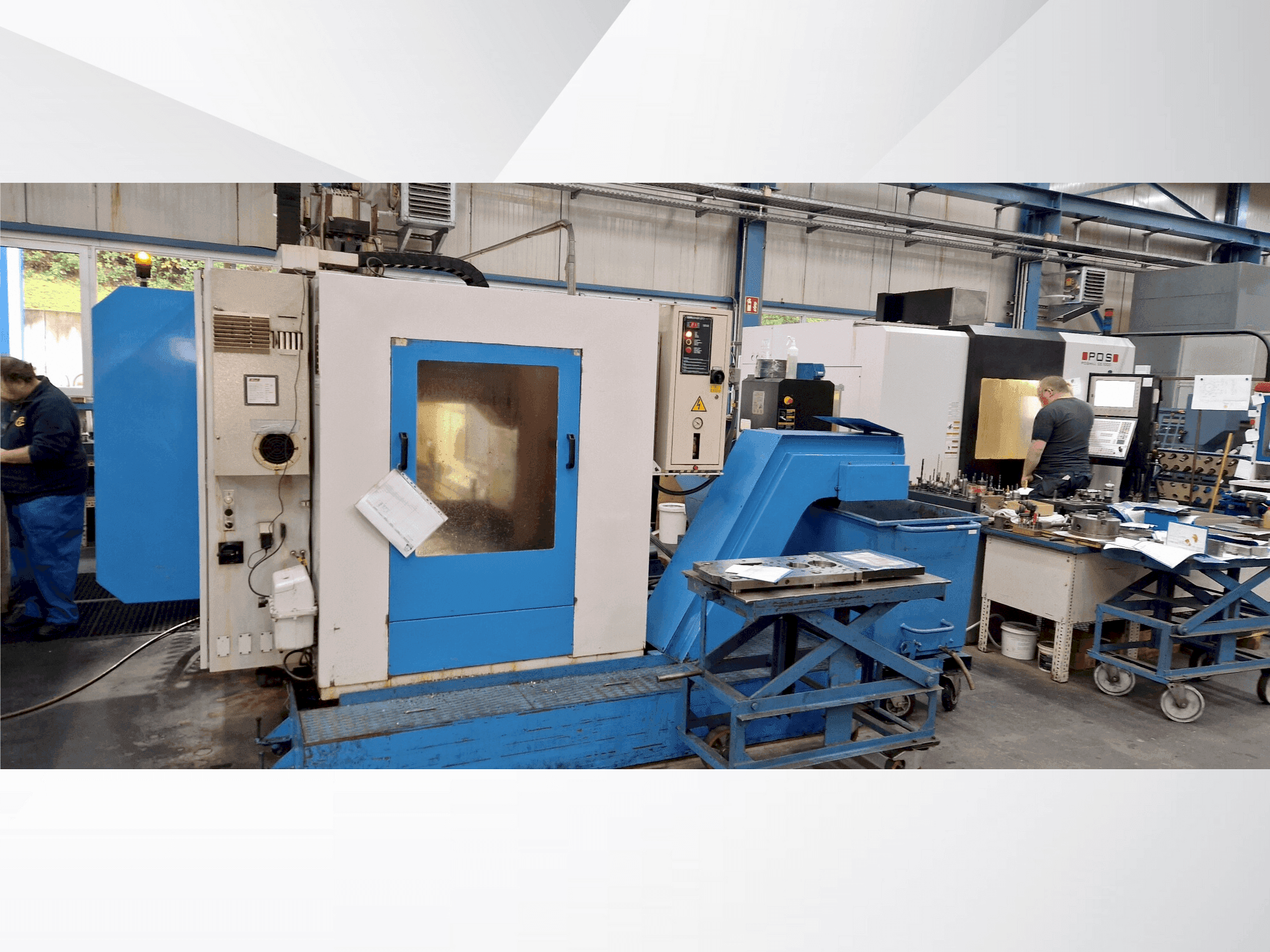 Čelní pohled na KONDIA HM-2010 stroj