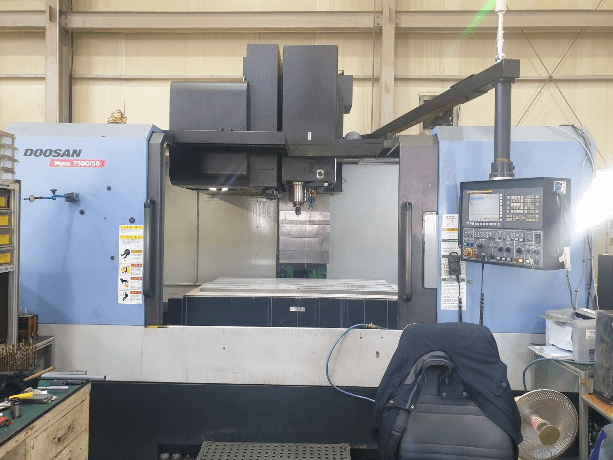 Čelní pohled na Doosan MYNX 7500/50 stroj