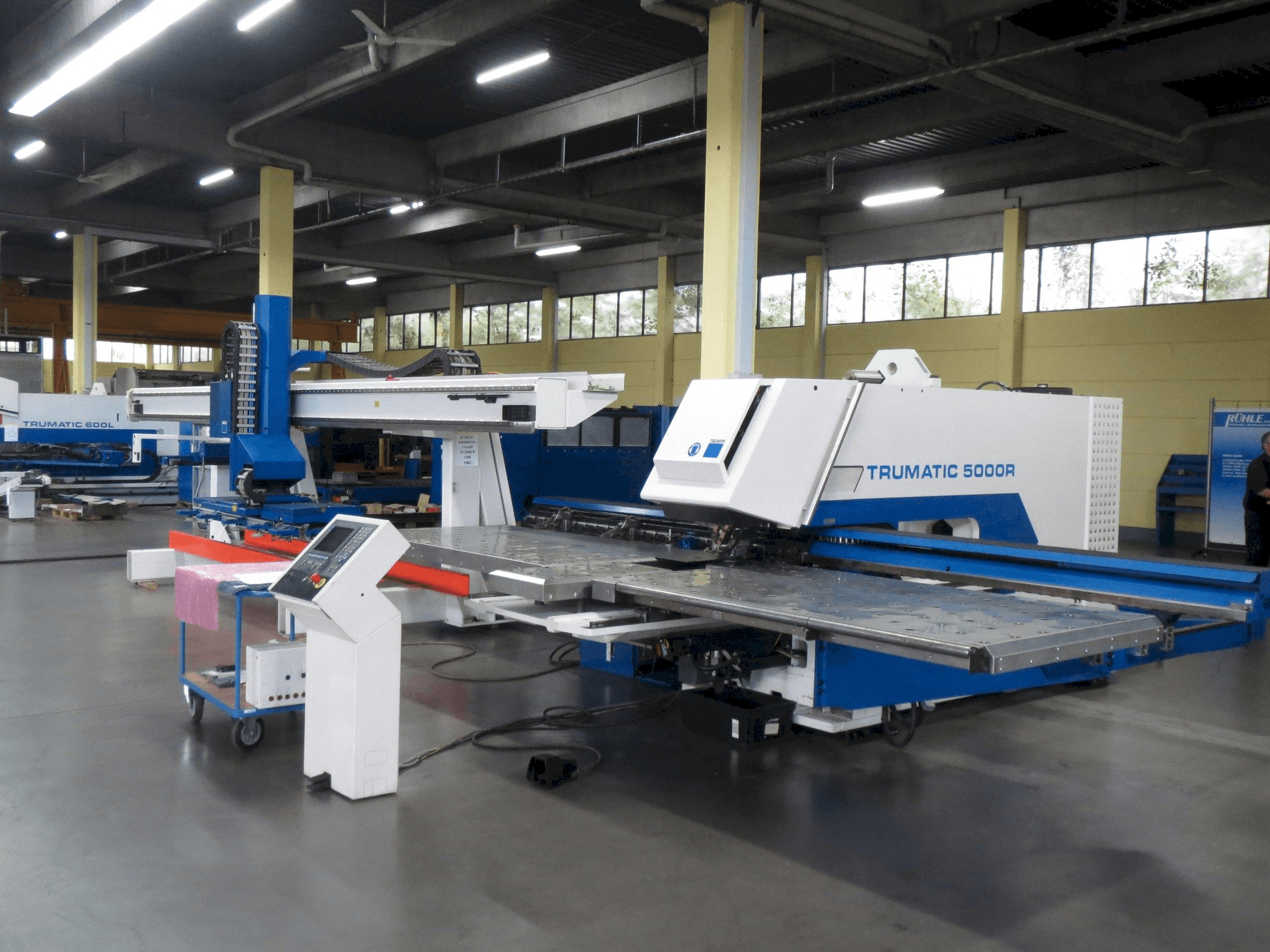 Čelní pohled na Trumpf Trumatic 5000 R stroj