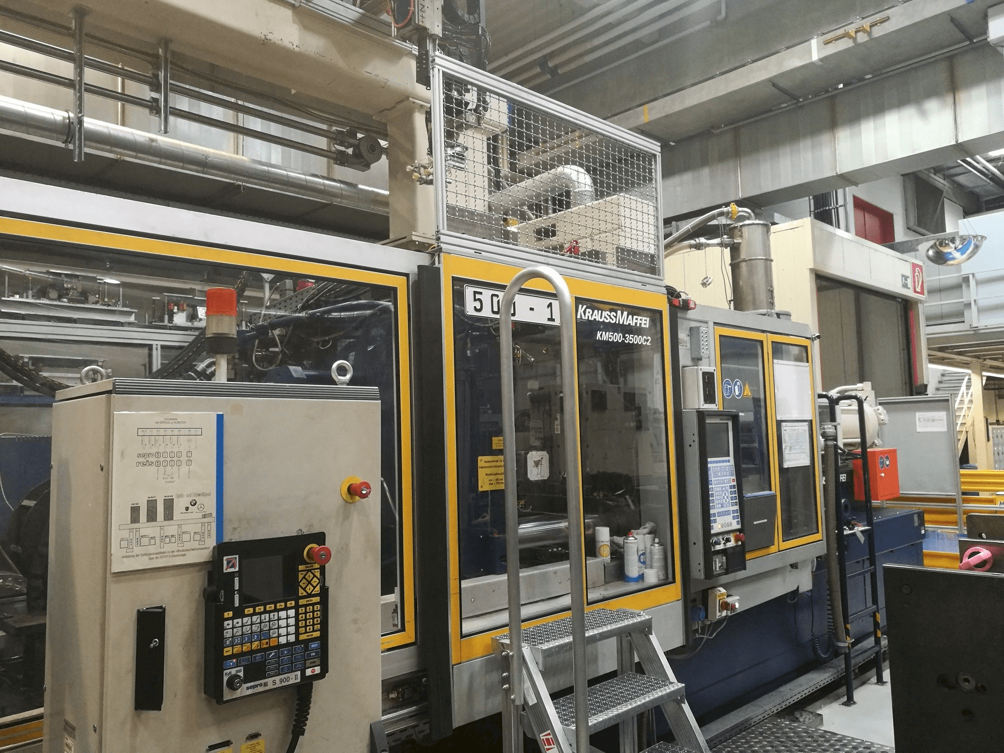 Čelní pohled na Krauss Maffei 500-3500 C2 stroj