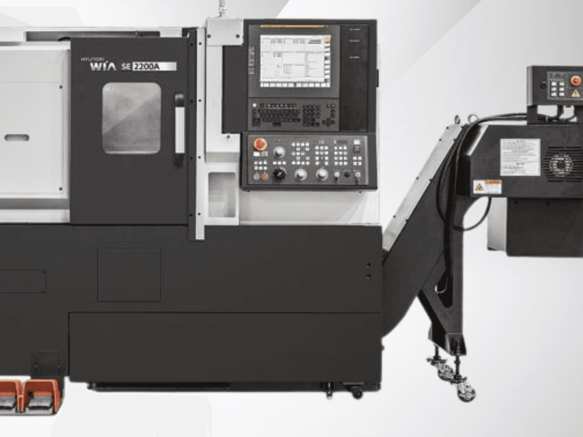 CNC soustruh Hyundai WIA SE 2200A, pohled zepředu, s ovládacím panelem a motorem vřetena, určený pro přesné obrábění.
