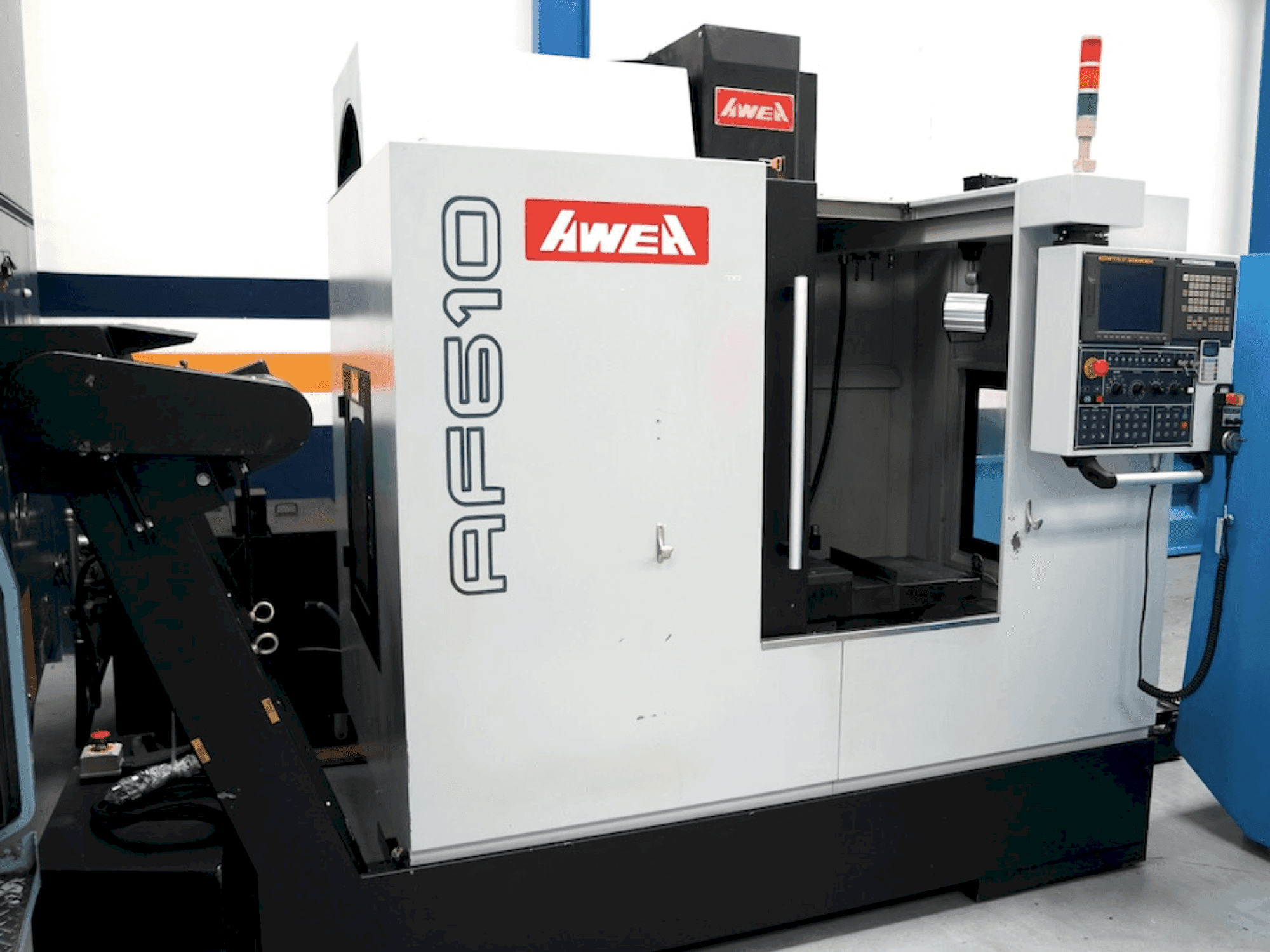 Čelní pohled na AWEA AF 610 stroj