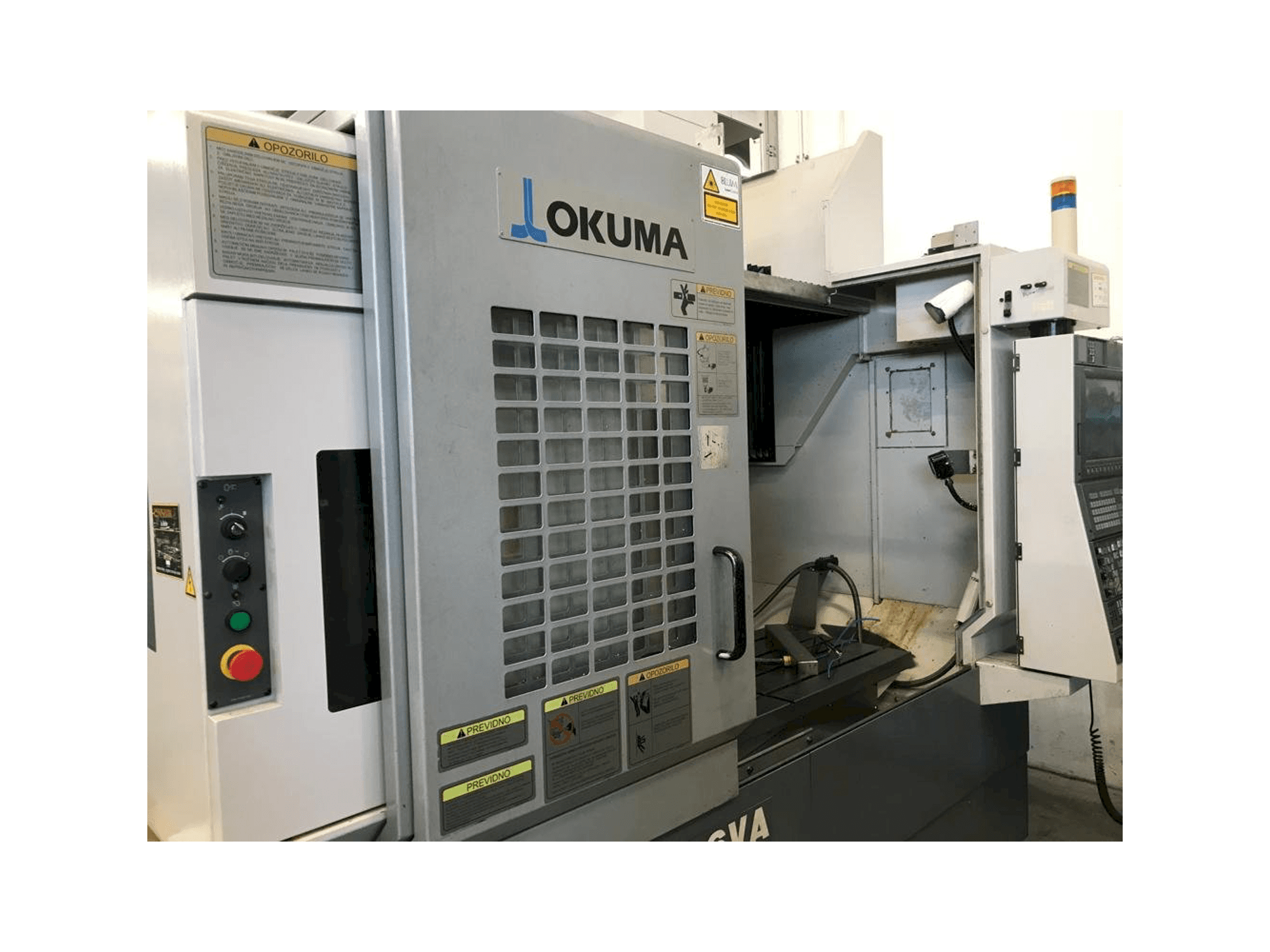 Čelní pohled na Okuma MB 56 VA stroj