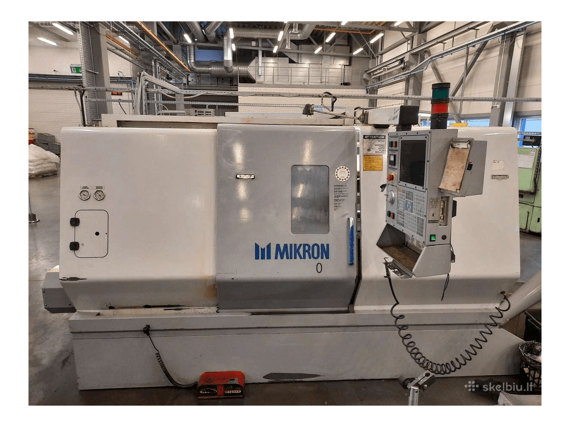 Čelní pohled na MIKRON-HAAS LCE860T stroj