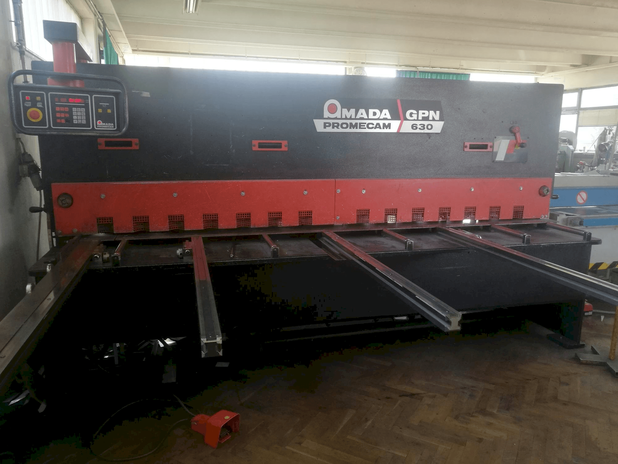 Čelní pohled na AMADA Promecam GPN 630 stroj
