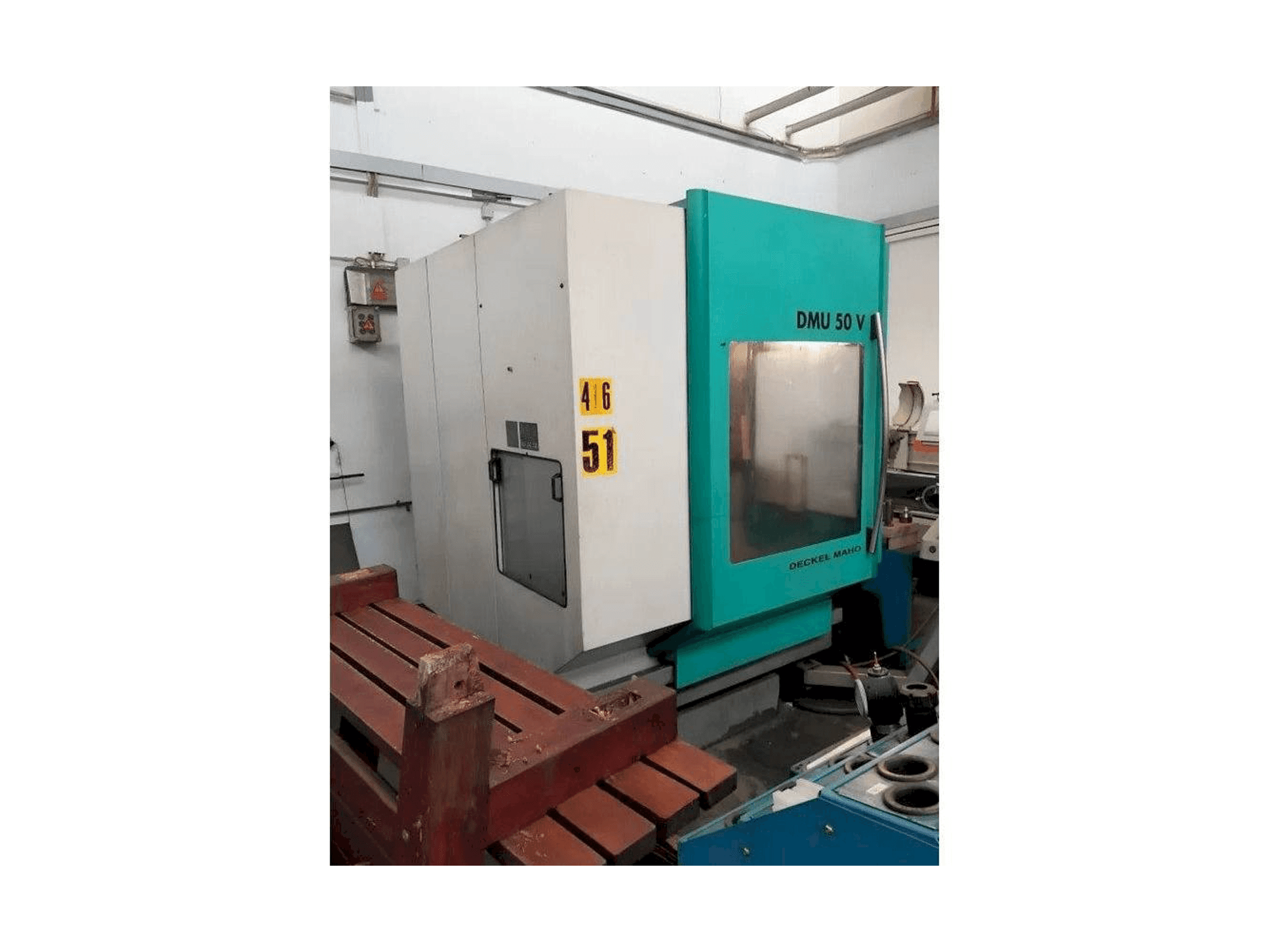 Levý boční pohled na DECKEL MAHO DMU 50 V stroj