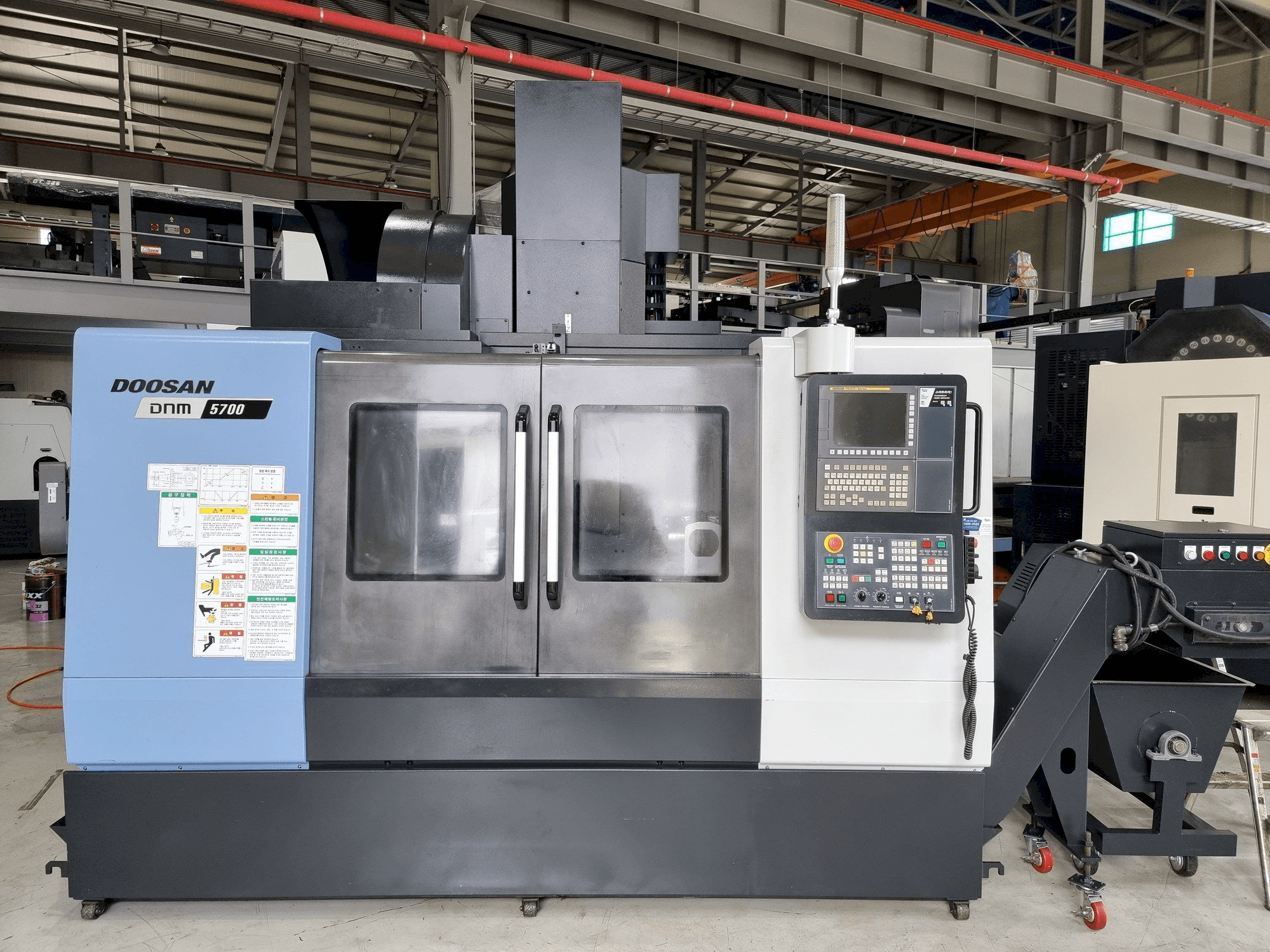 Čelní pohled na Doosan DNM 5700 stroj