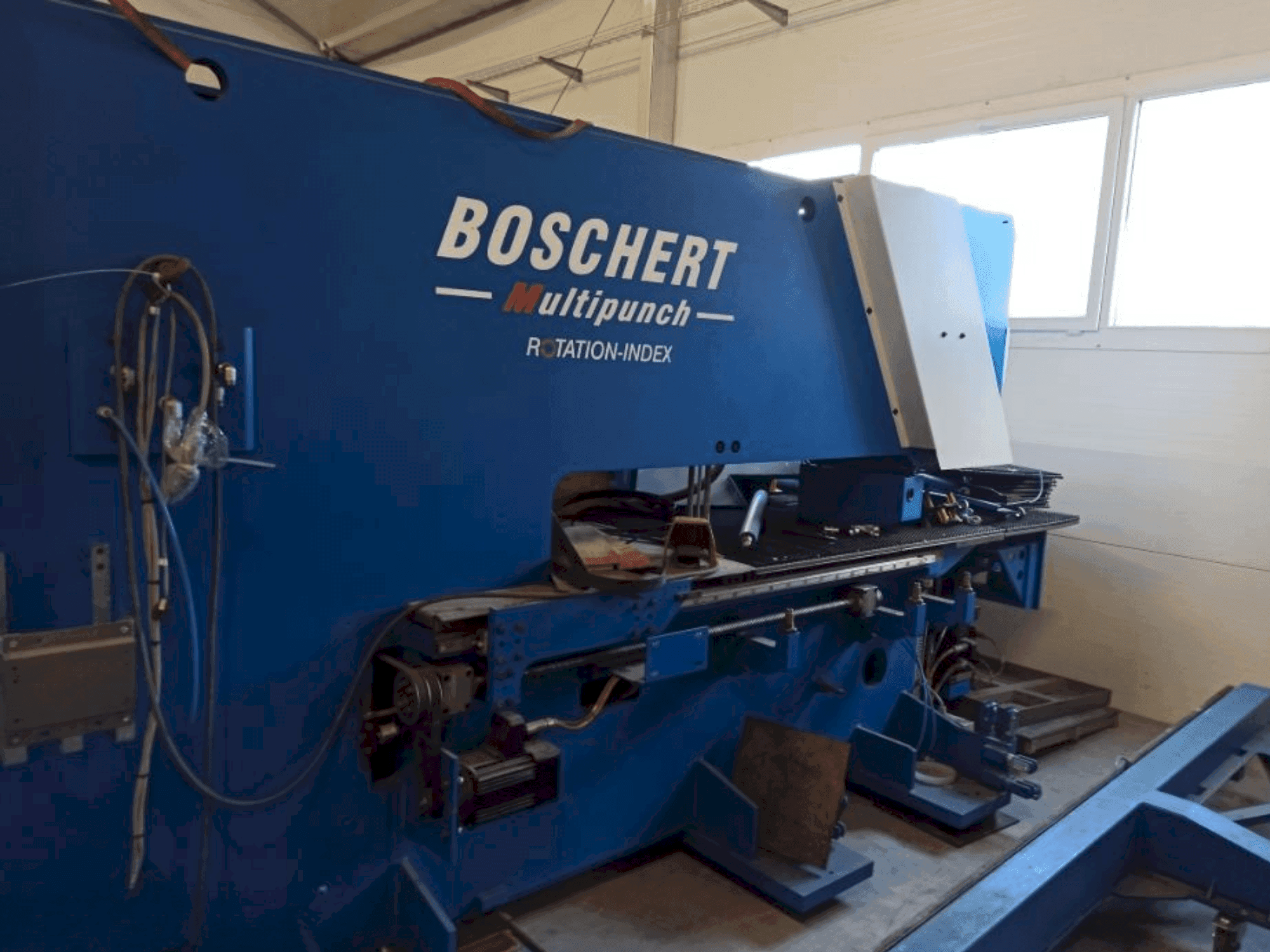 Čelní pohled na BOSCHERT MULTIPUNCH 1250 stroj