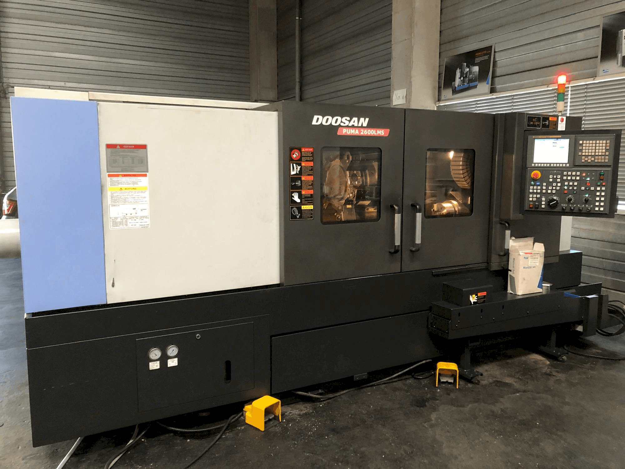 Čelní pohled na Doosan Puma 2600 LMS stroj