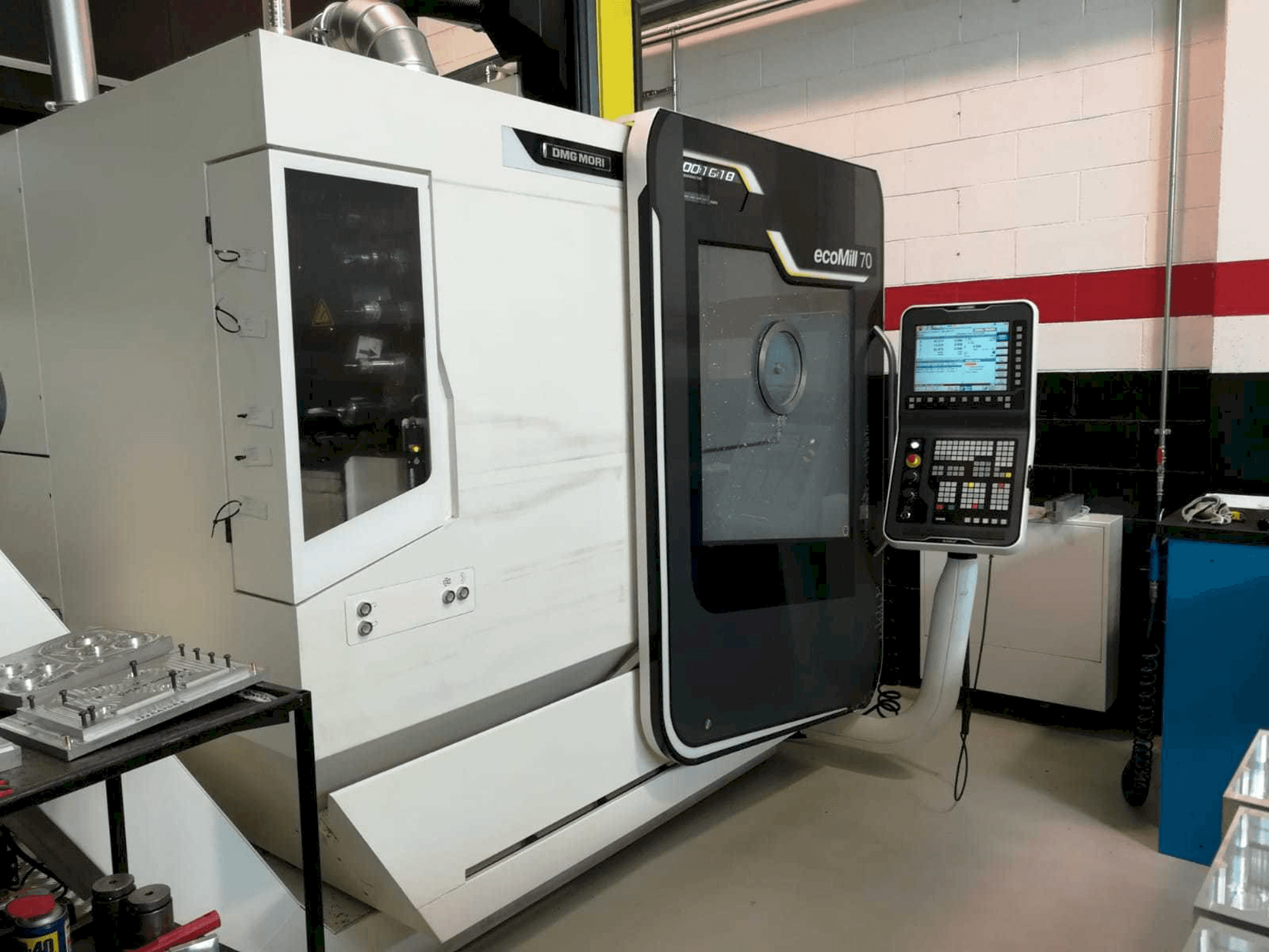 Čelní pohled na DMG Deckel Maho Ecomill 70 stroj