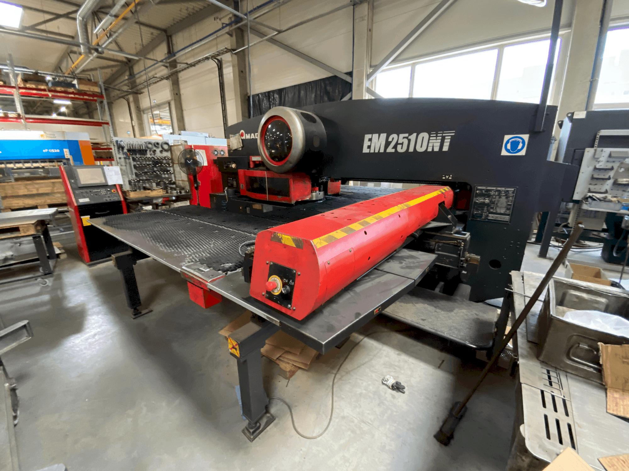 Čelní pohled na AMADA EM2510NT stroj