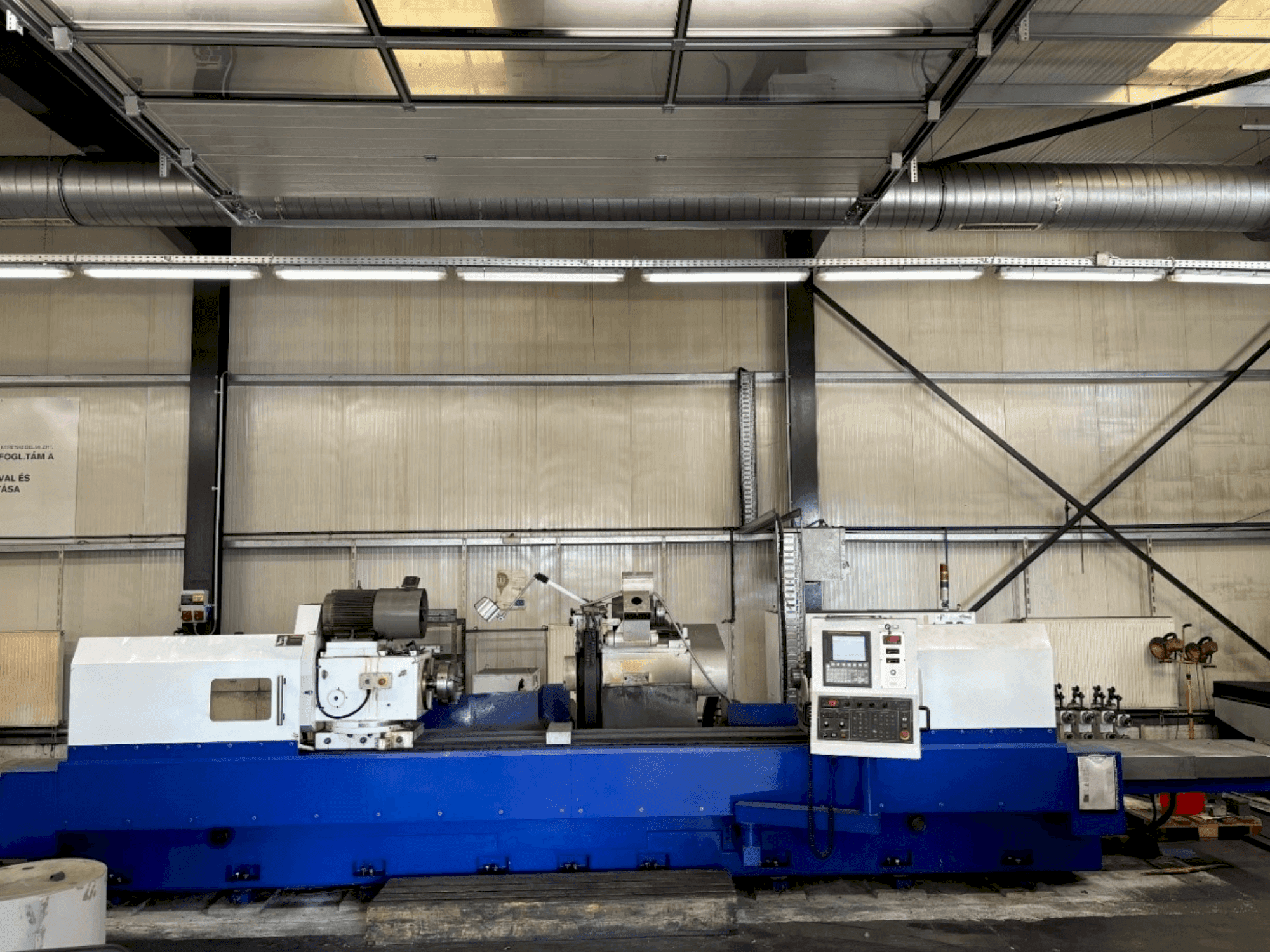 Čelní pohled na FANUC TT60-20L-C1 stroj