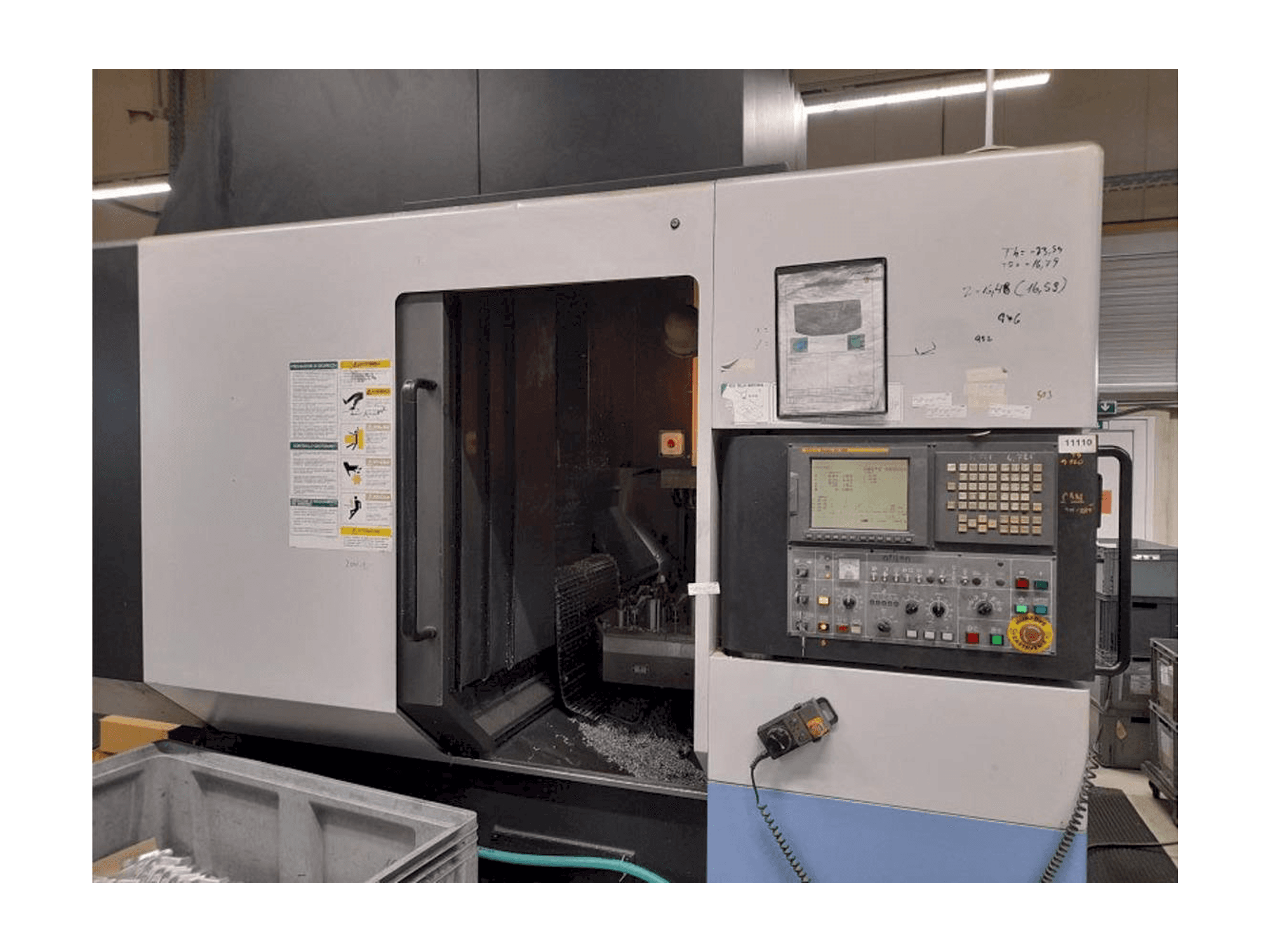 Čelní pohled na Doosan VC 500 stroj