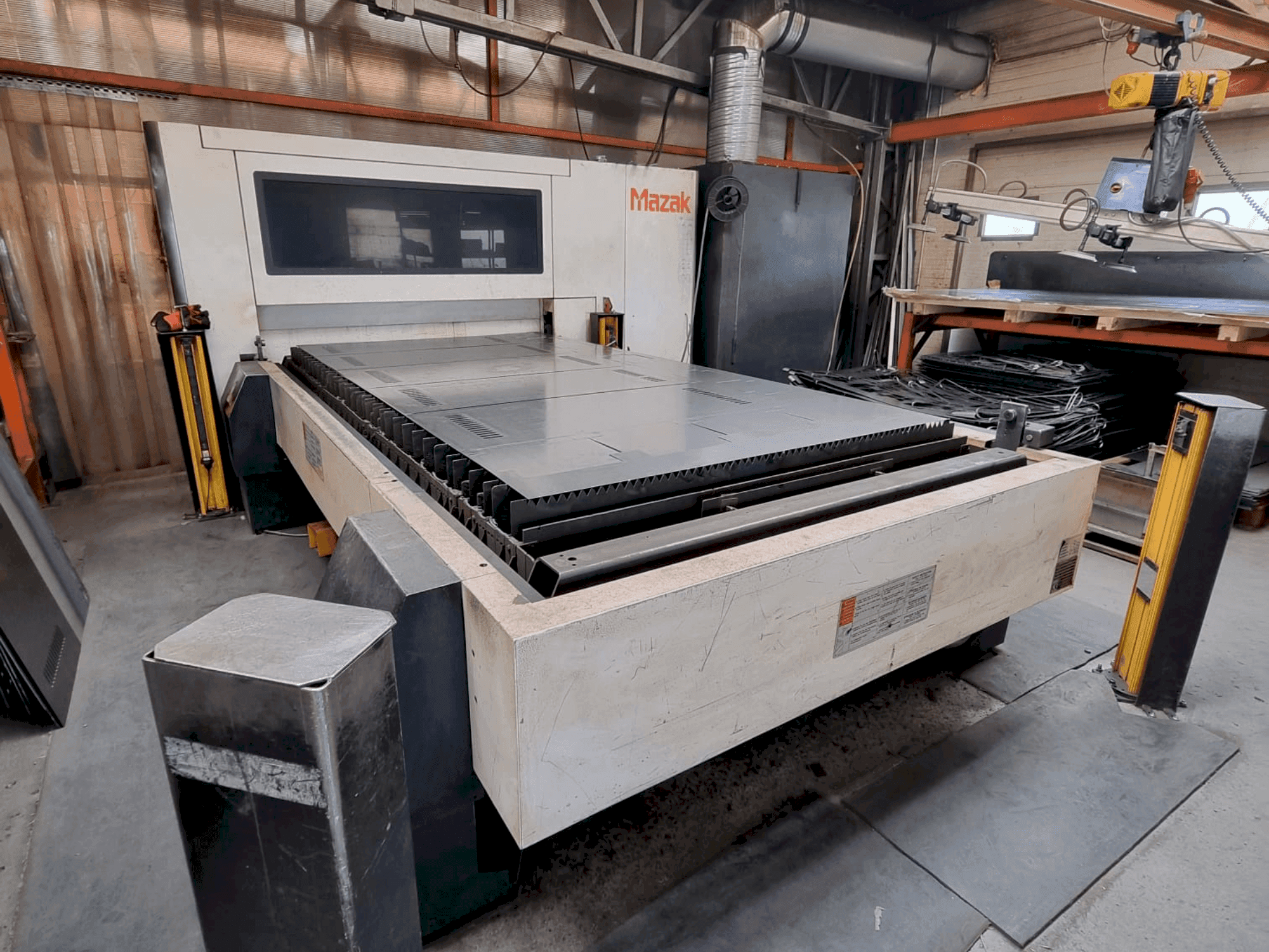 Čelní pohled na Mazak OPTIPLEX 3015 FIBER II stroj